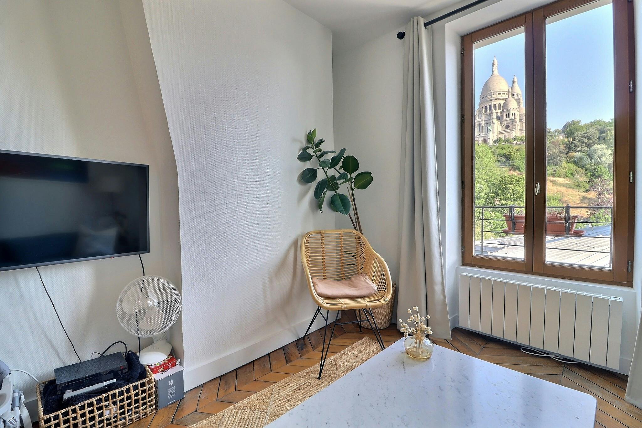 Rue Seveste, Paris preview