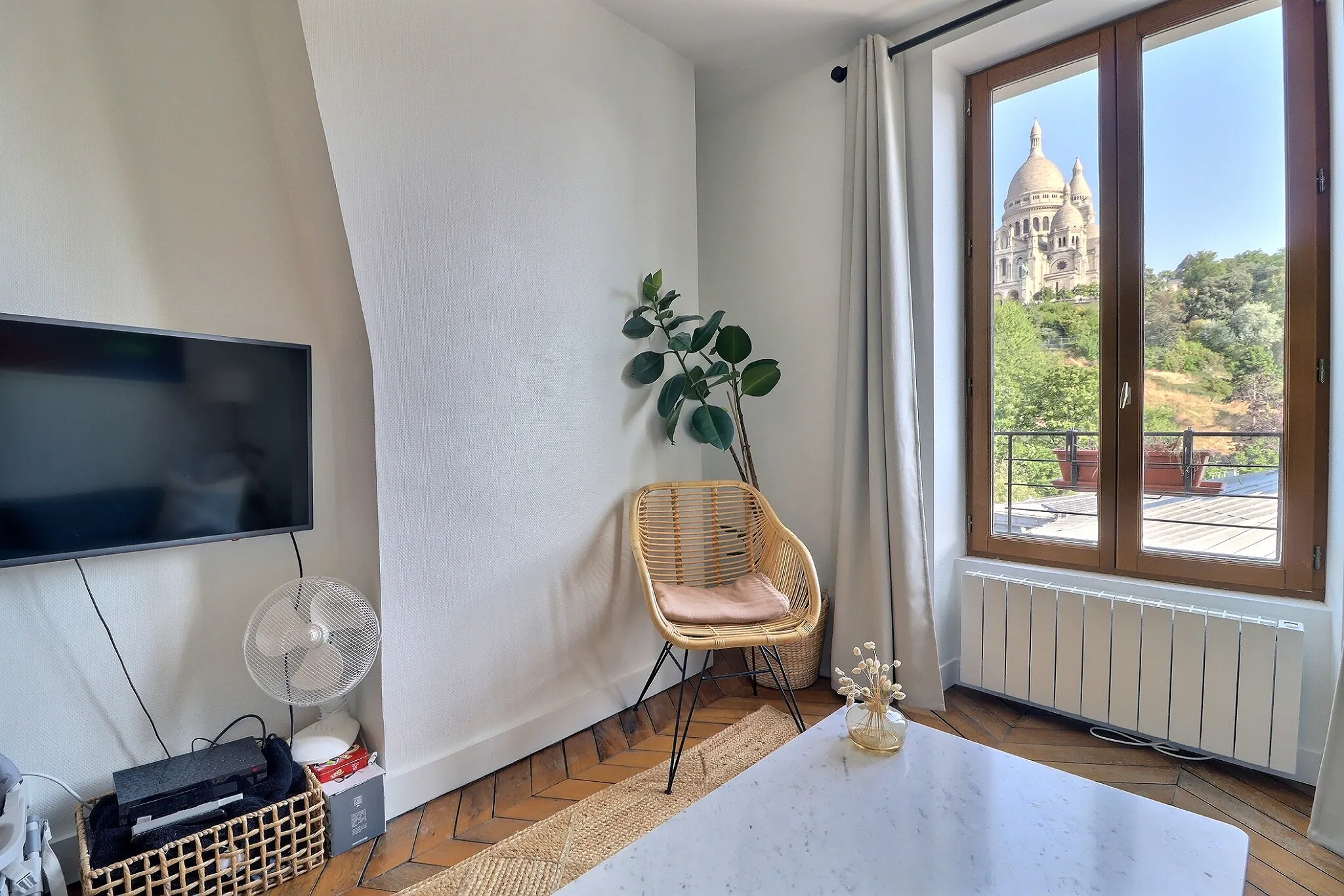 Rue Seveste, Paris preview