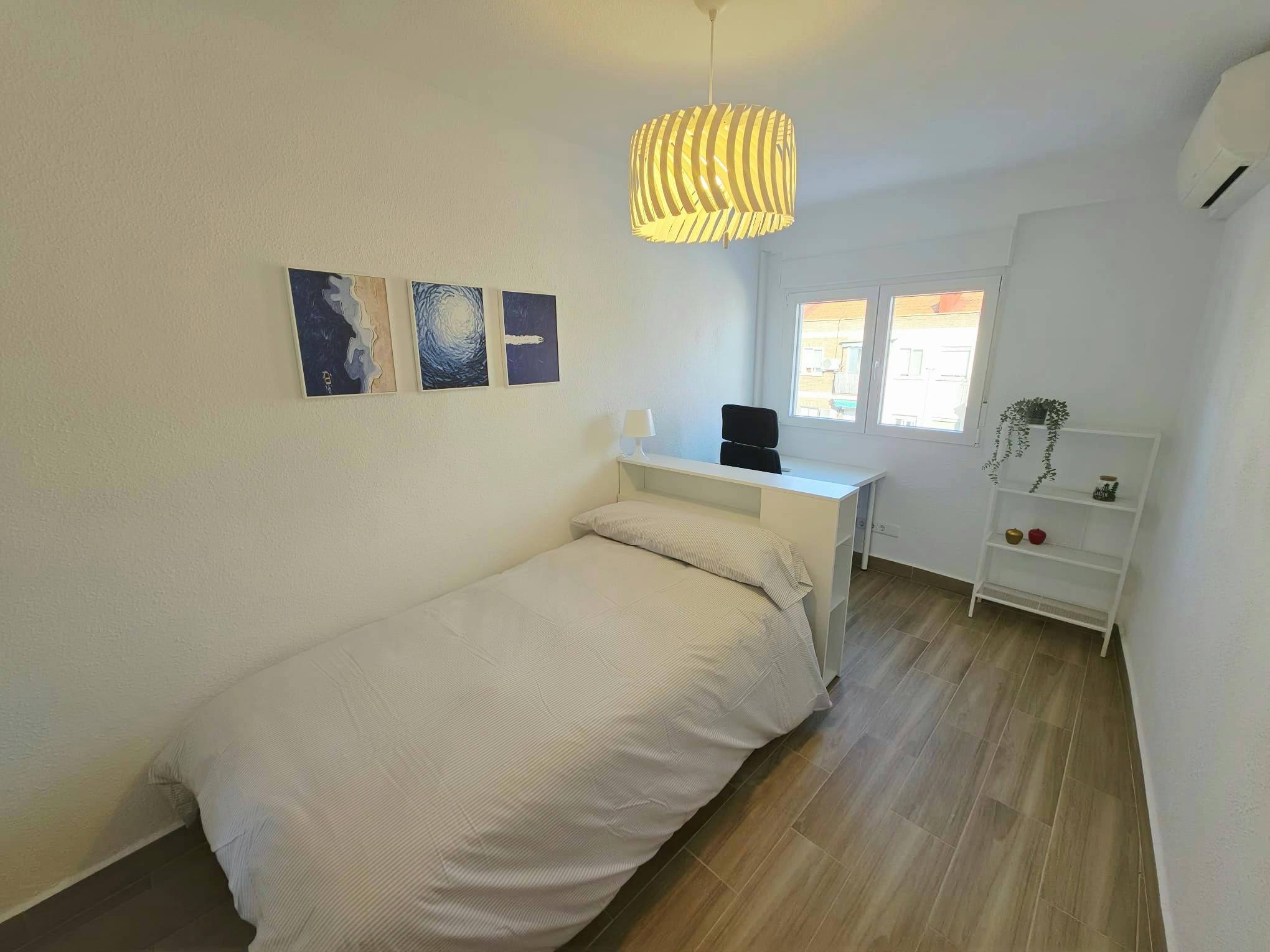 Privat rum att hyra för 495 € i månaden i Madrid, Calle Vía Carpetana