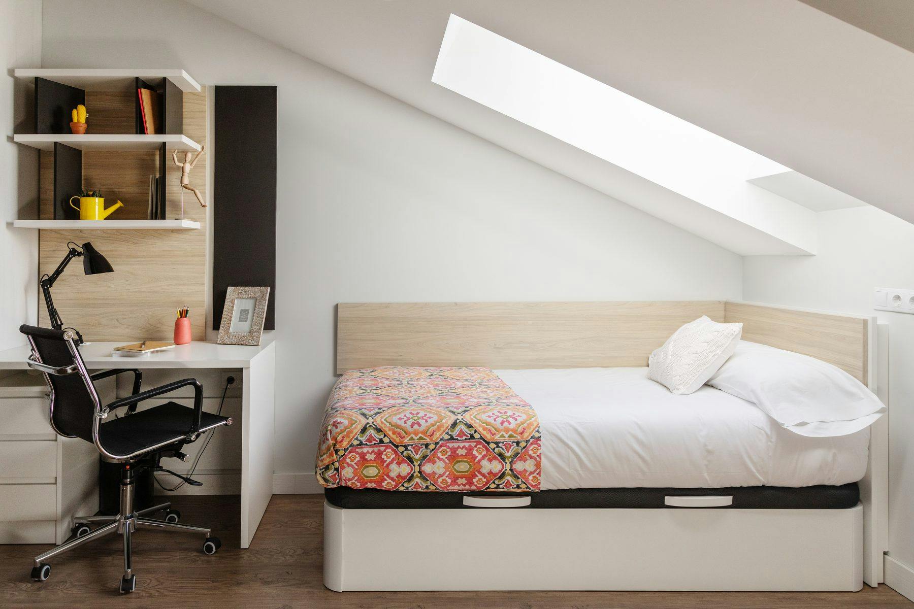 Shared room in Calle de los Colegios, Alcalá de Henares (1729337) room image 2