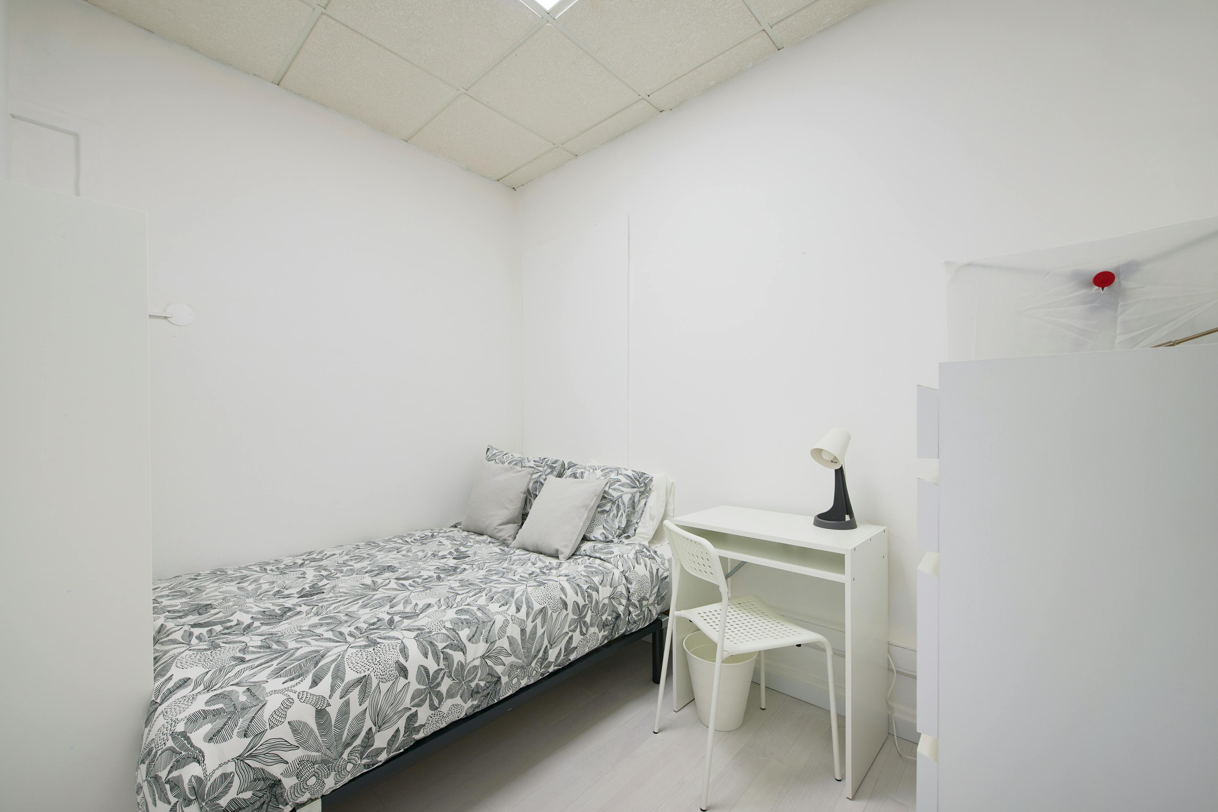 WG-Zimmer zu mieten für 450 € pro Monat in Lisbon, Avenida Elias Garcia