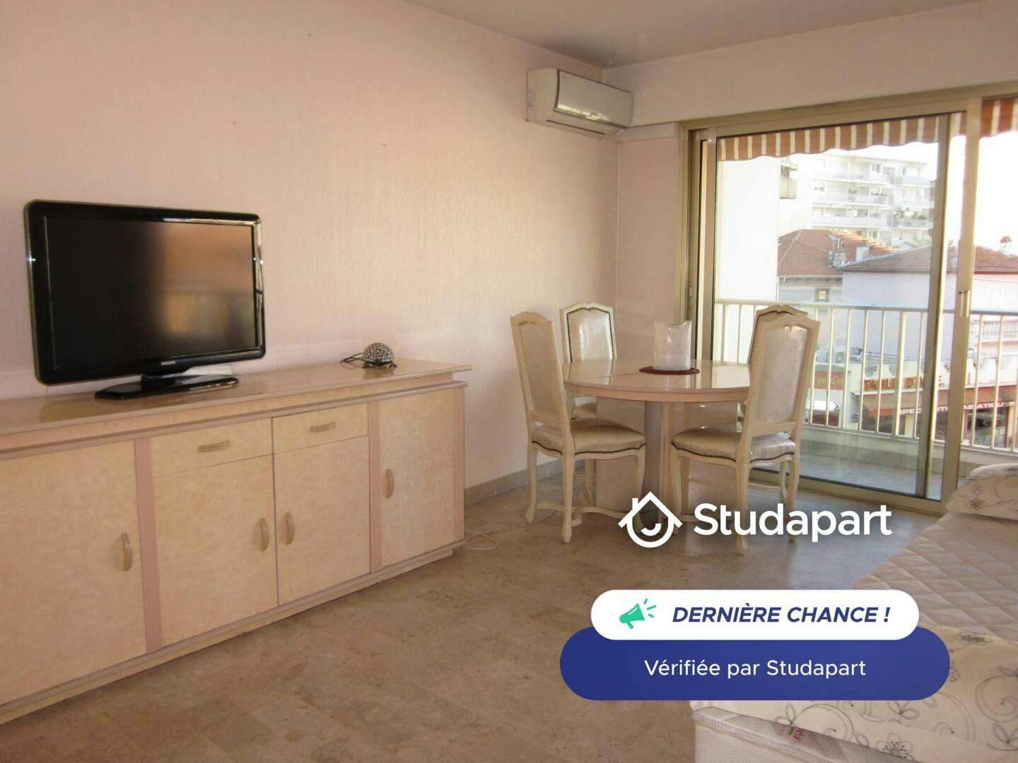Apartment for rent for €1,100 per month in Antibes, Boulevard du Président Wilson