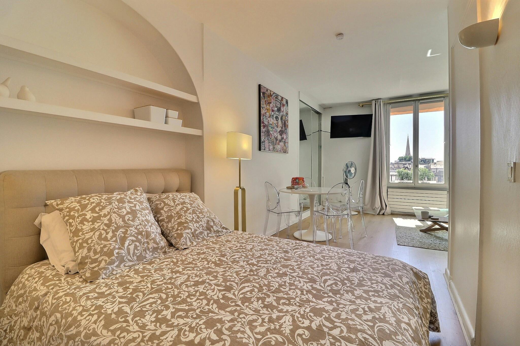 Rue Lincoln, Paris preview