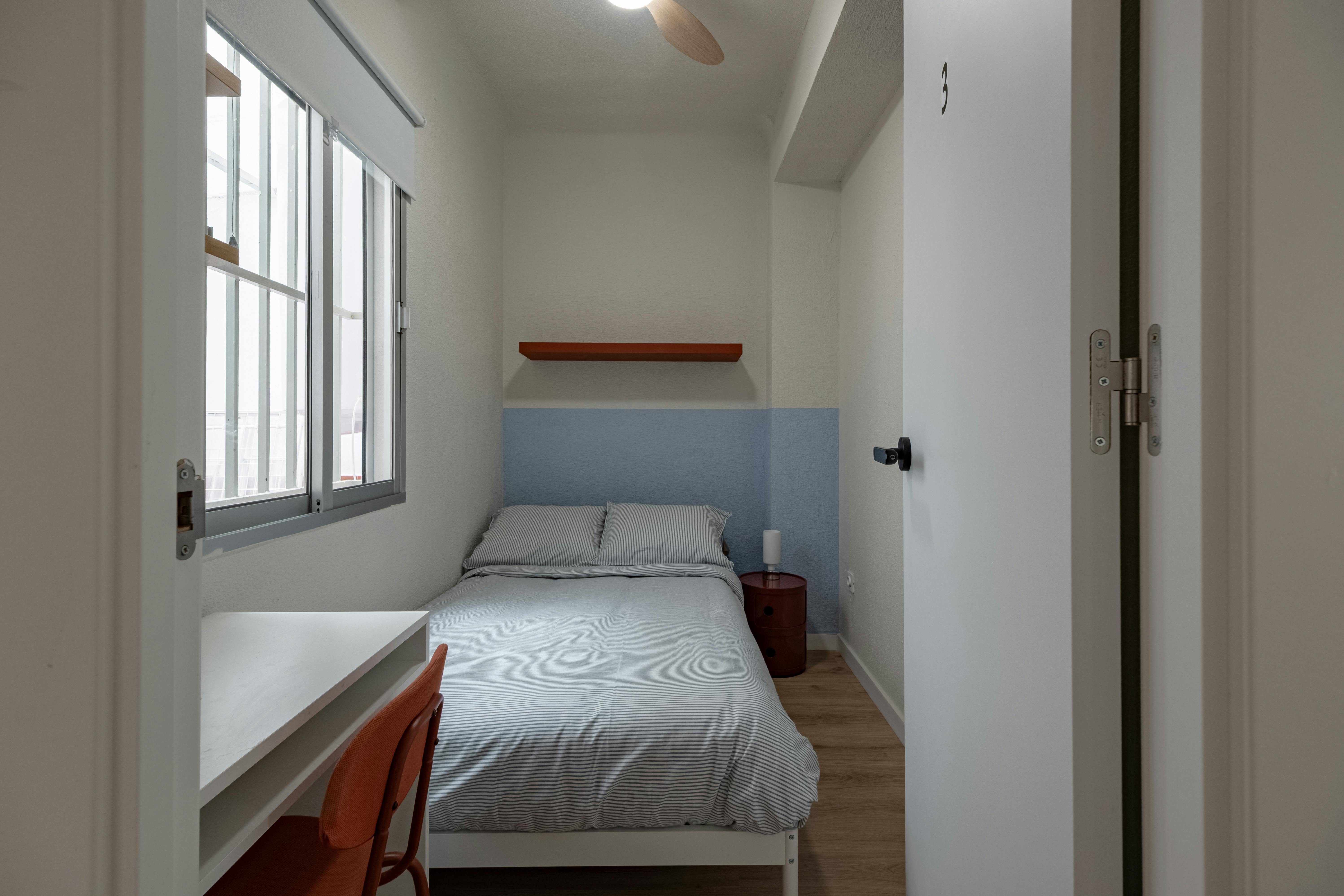 Private room in Calle de Francisco Escolano, Alicante (1730884) room image 1