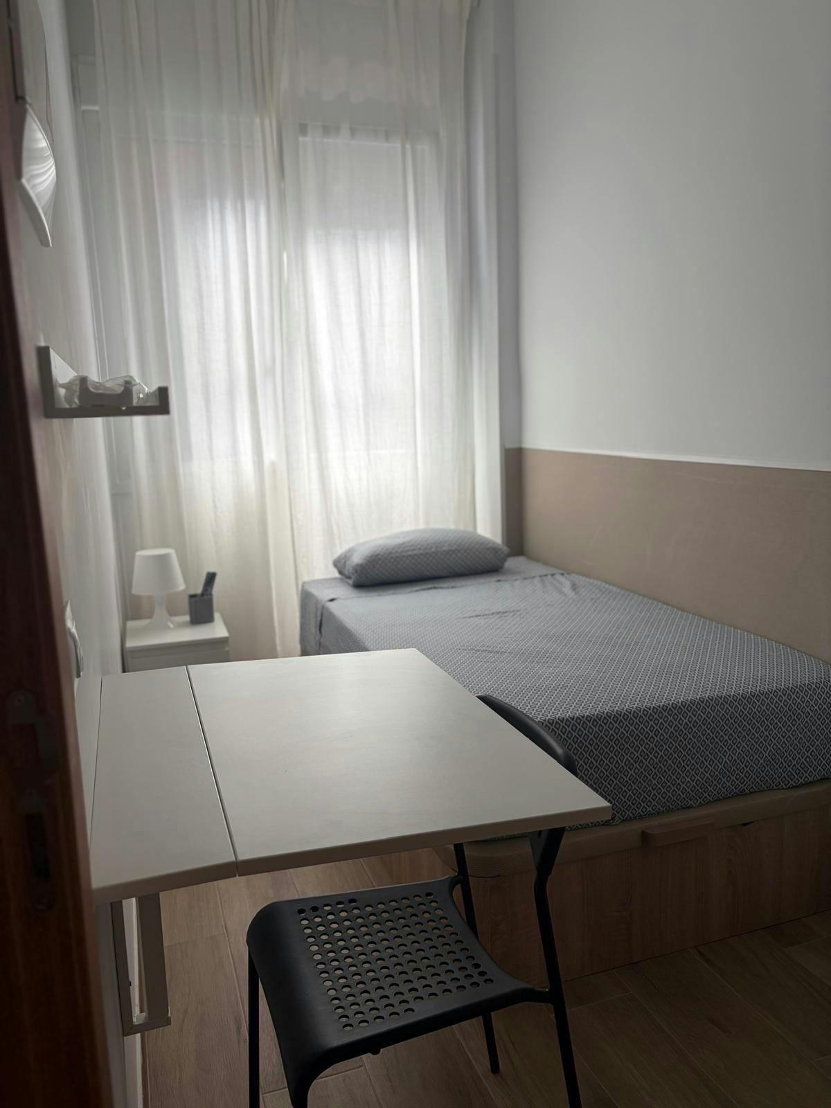 Mieszkanie do wynajęcia za 700 € miesięcznie w mieście Madrid, Calle del Lucero