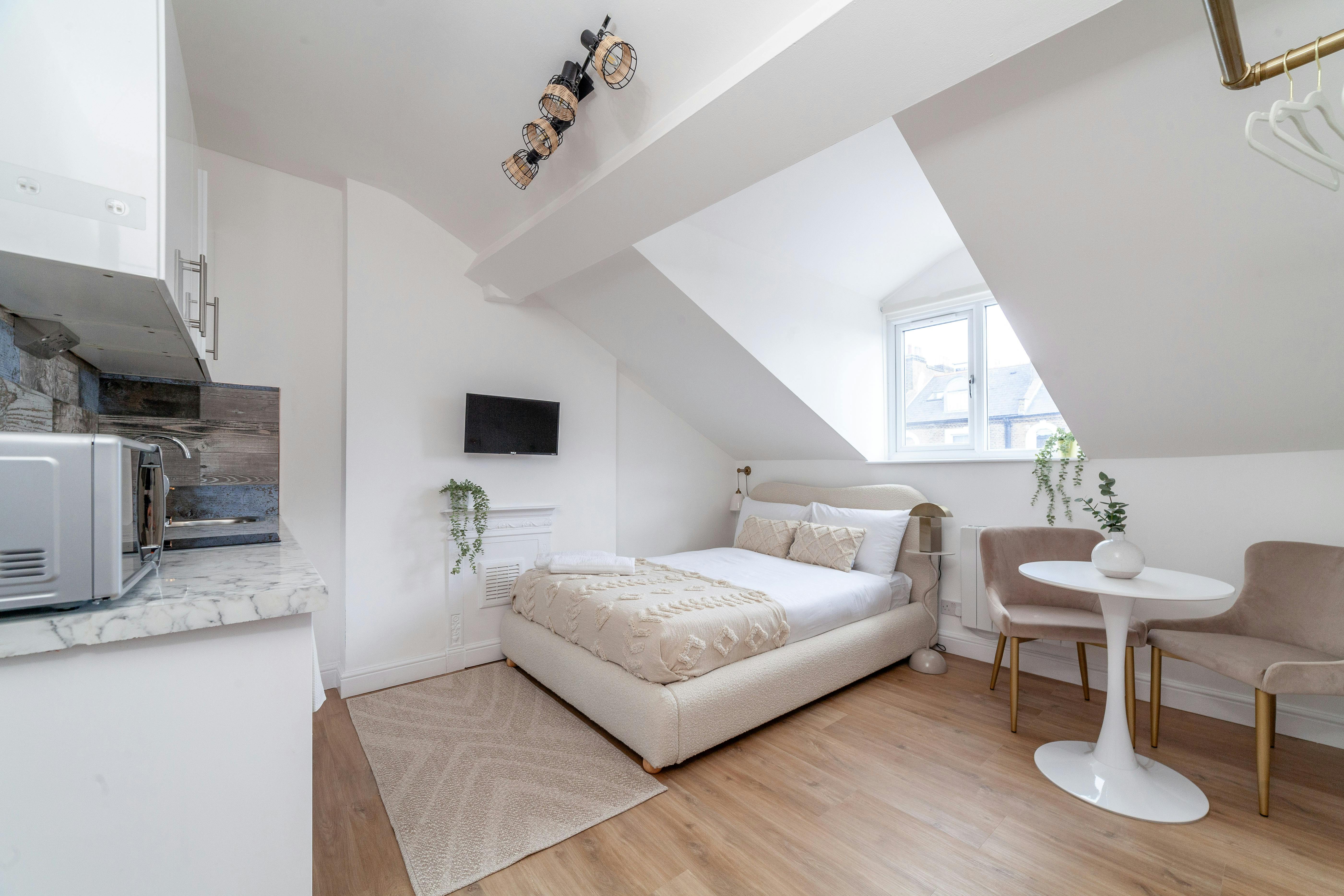 Studio for rent for £2,800 per month in London, Finsbury Park Road