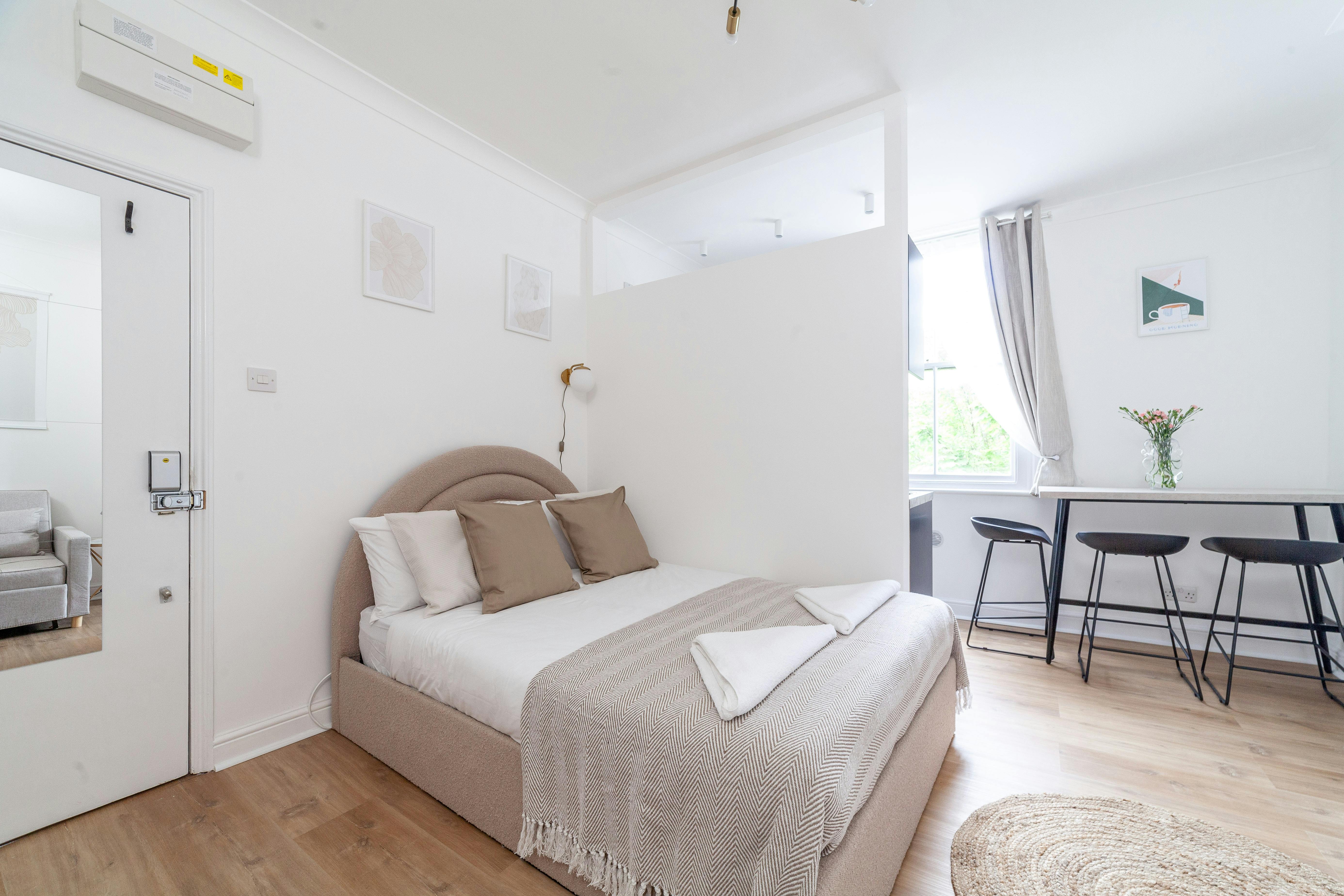 Studio for rent for £3,200 per month in London, Finsbury Park Road