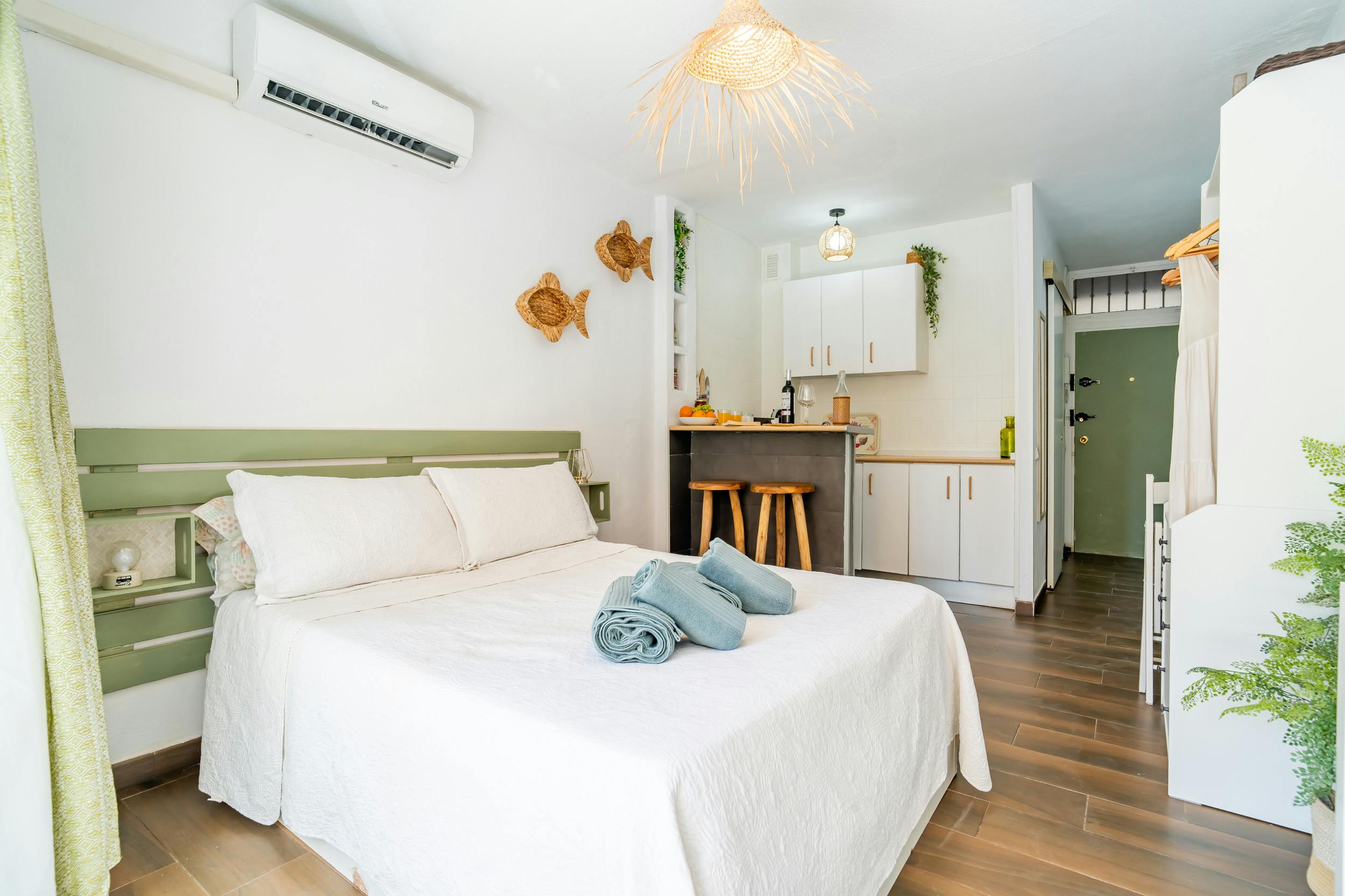 Студия сдается в аренду за 9 999 € в месяц в Fuengirola, Plaza de España