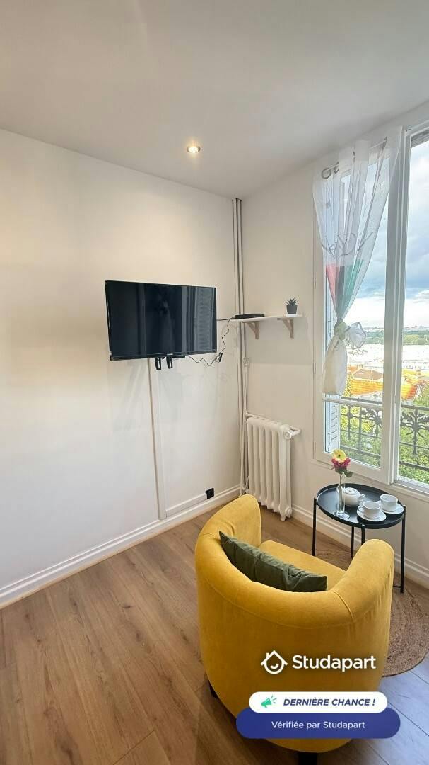 Apartment for rent for €1,300 per month in Suresnes, Rue Jacques Decour