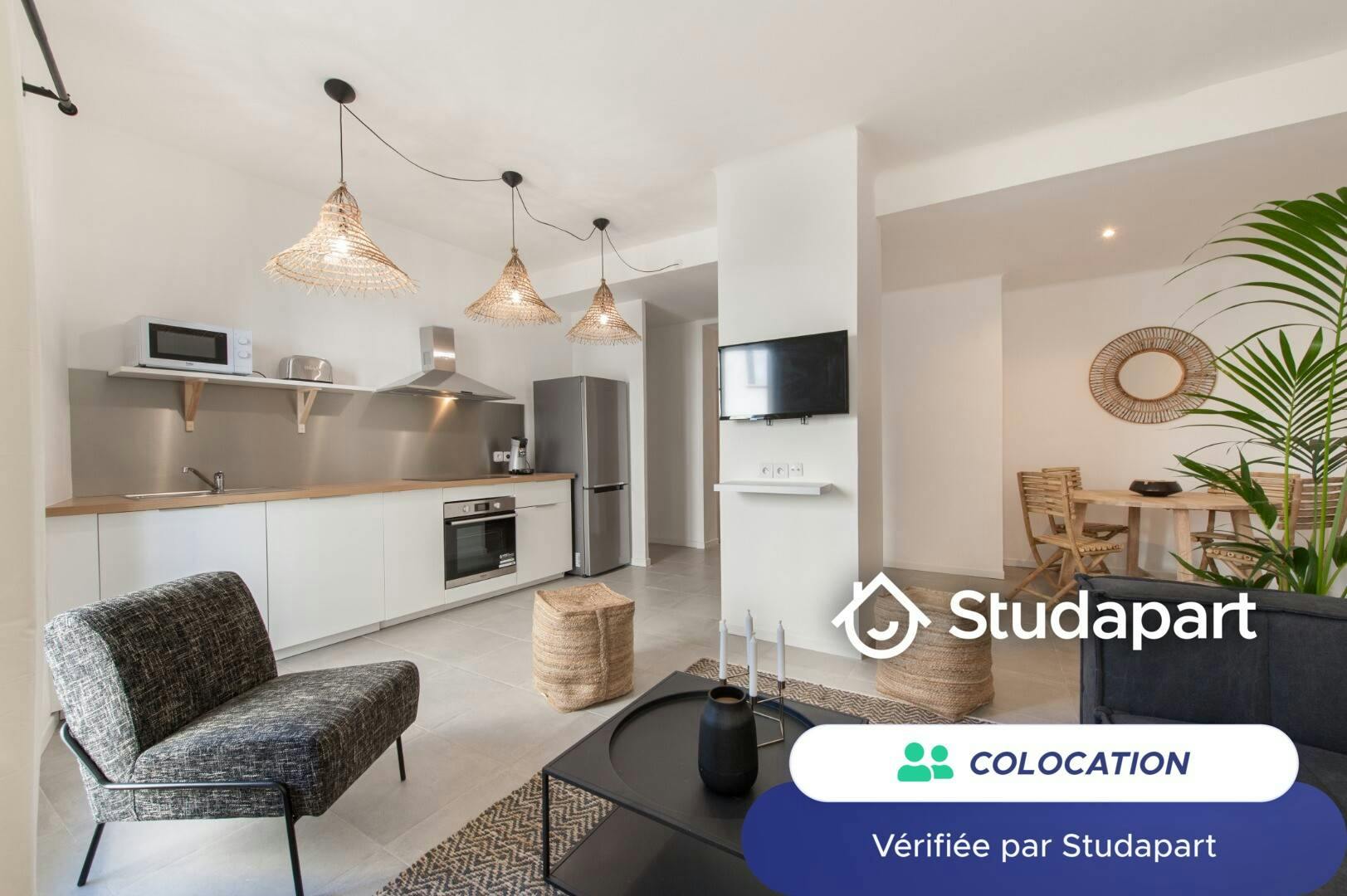 Private room for rent on Rue d'Amiens, Marseille - Plus