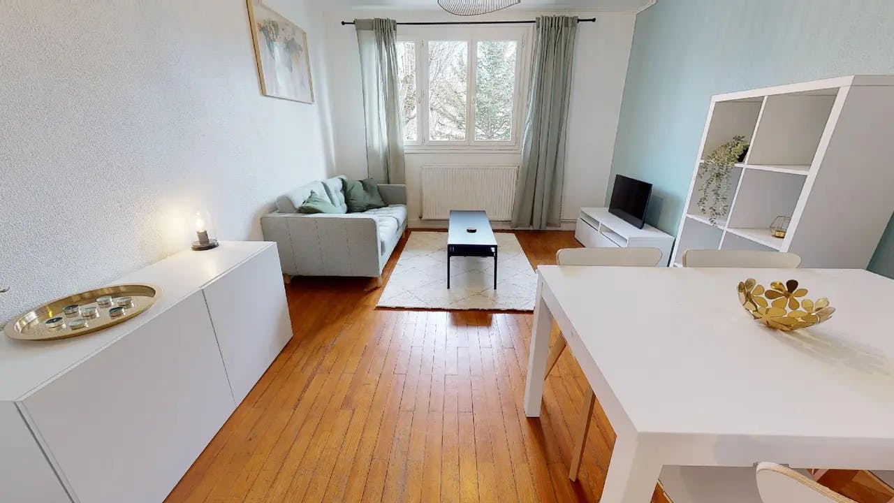 Appartamento in affitto a 1079 € al mese a Bron, Rue de Montferrat