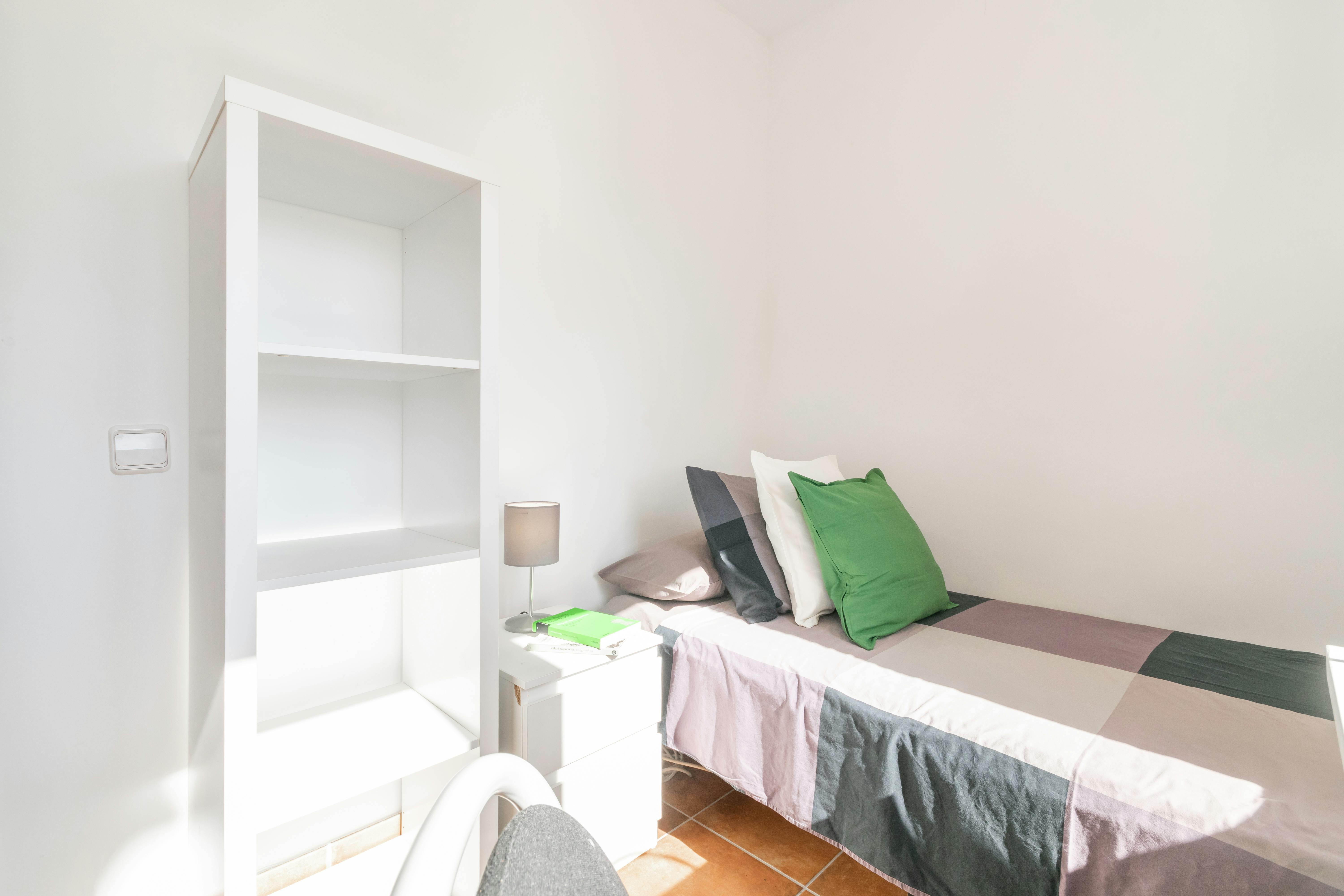 Private room for rent for €495 per month in Cerdanyola del Vallès, Carrer d'Alonso Cano
