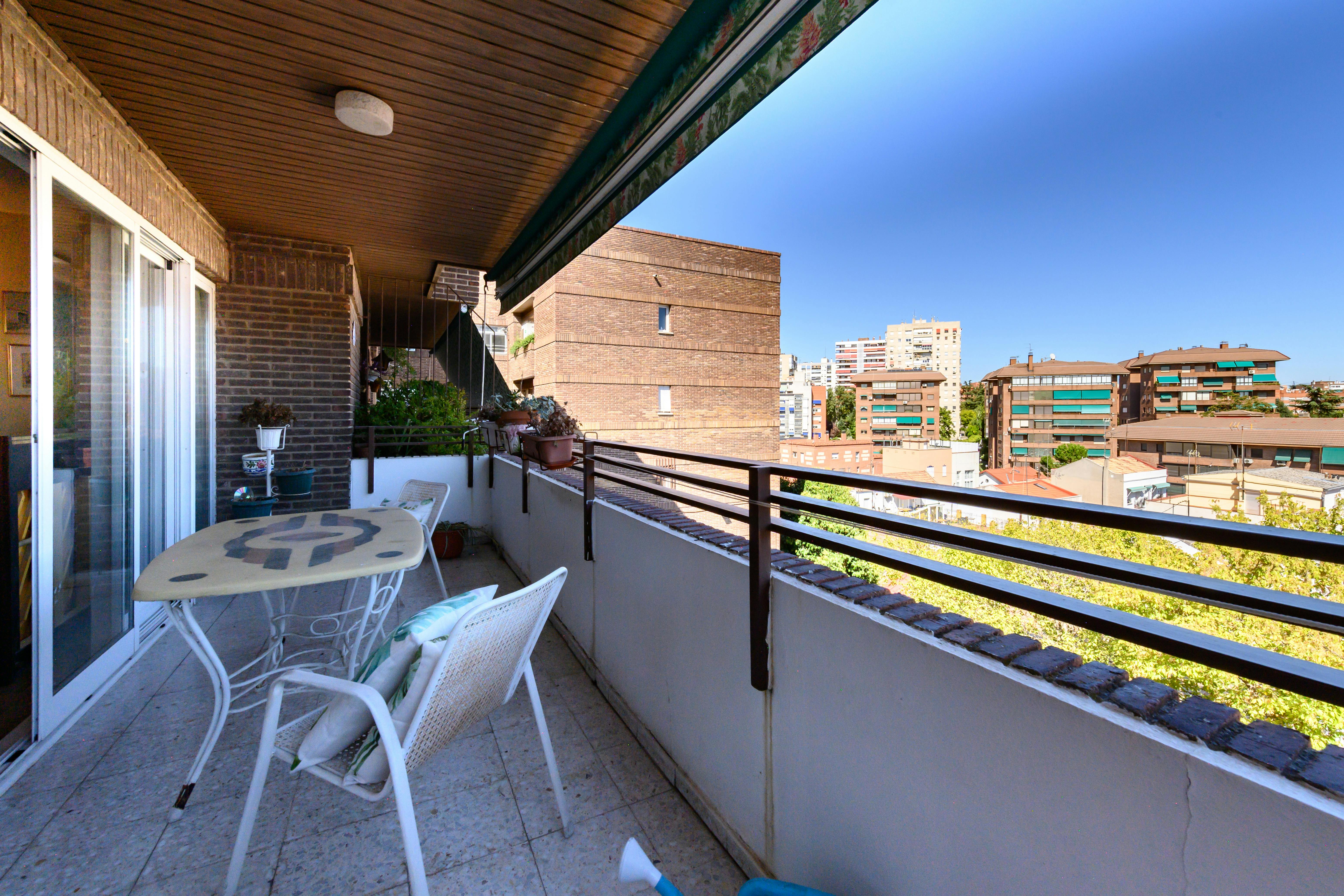 5-Bedroom Apartment in Calle de los Pirineos, Madrid (1732727) ROOM 2
