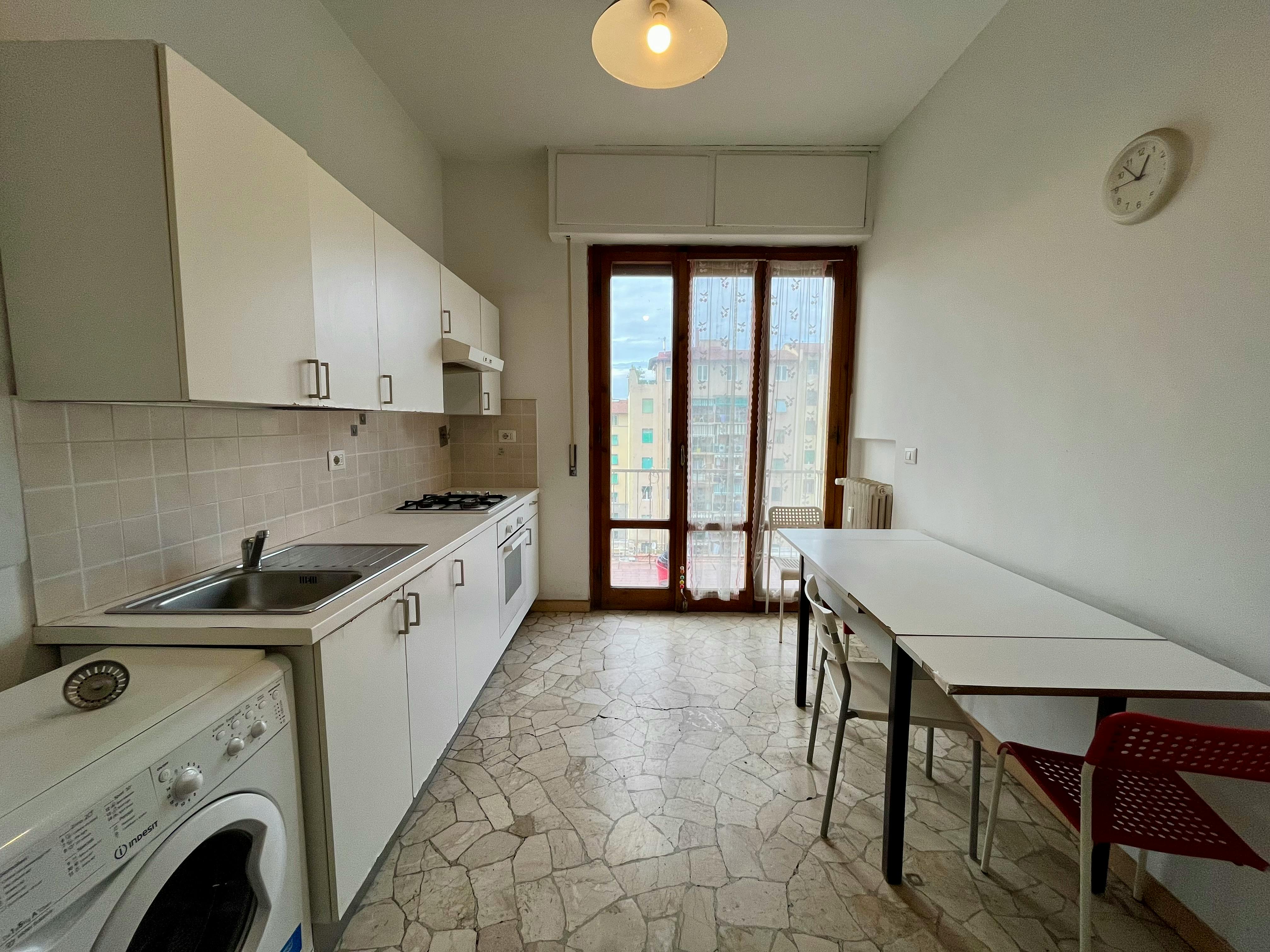 4-Bedroom Apartment in Via Giambattista Lulli, Florence (1732786) ROOM 2