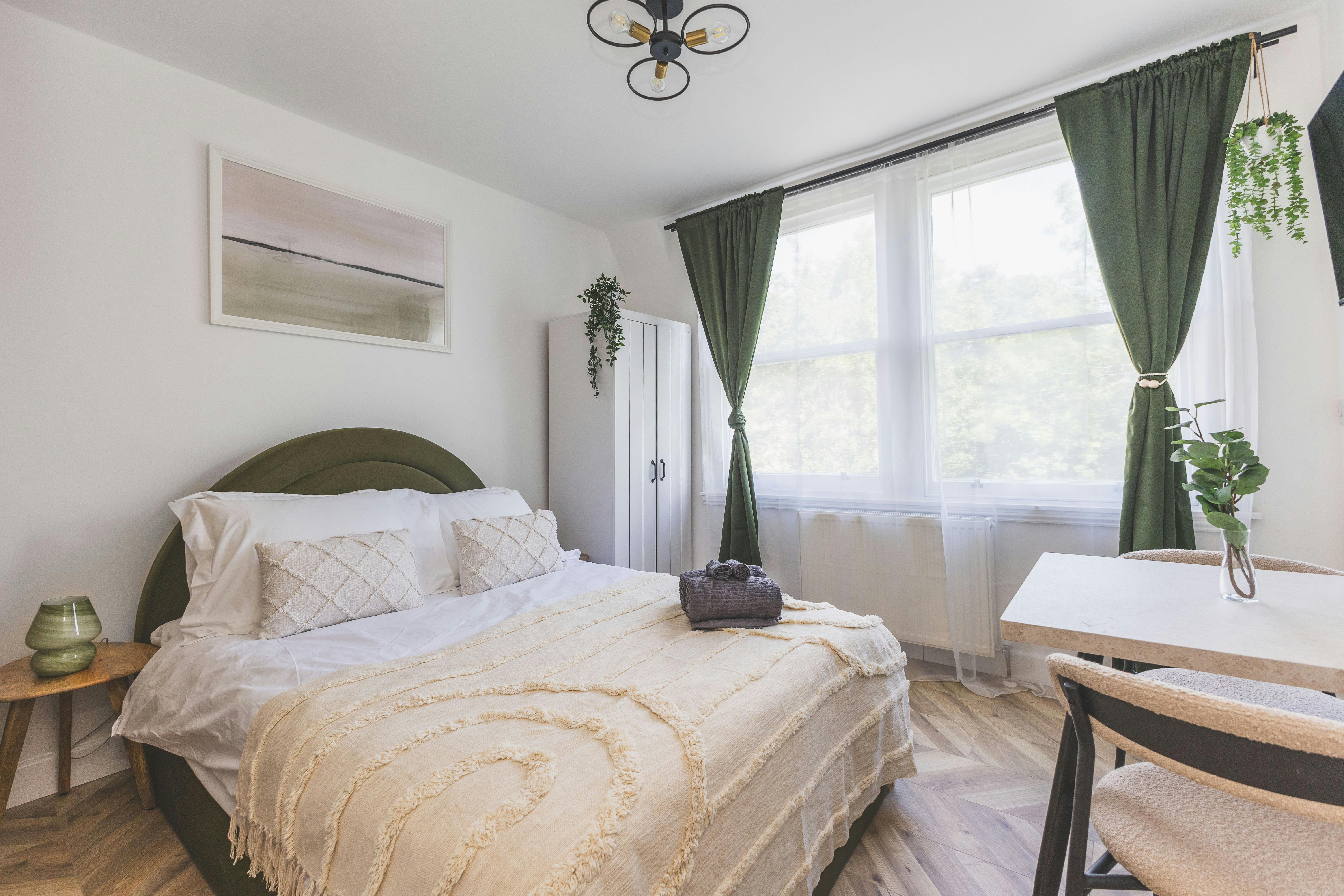 Studio for rent for £2,800 per month in London, Kelvin Road