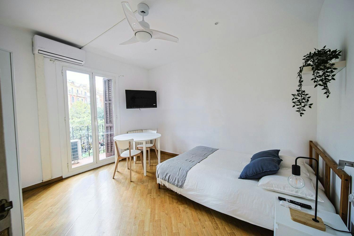 Private room in Carrer del Consell de Cent, Barcelona (1733007) room image 2