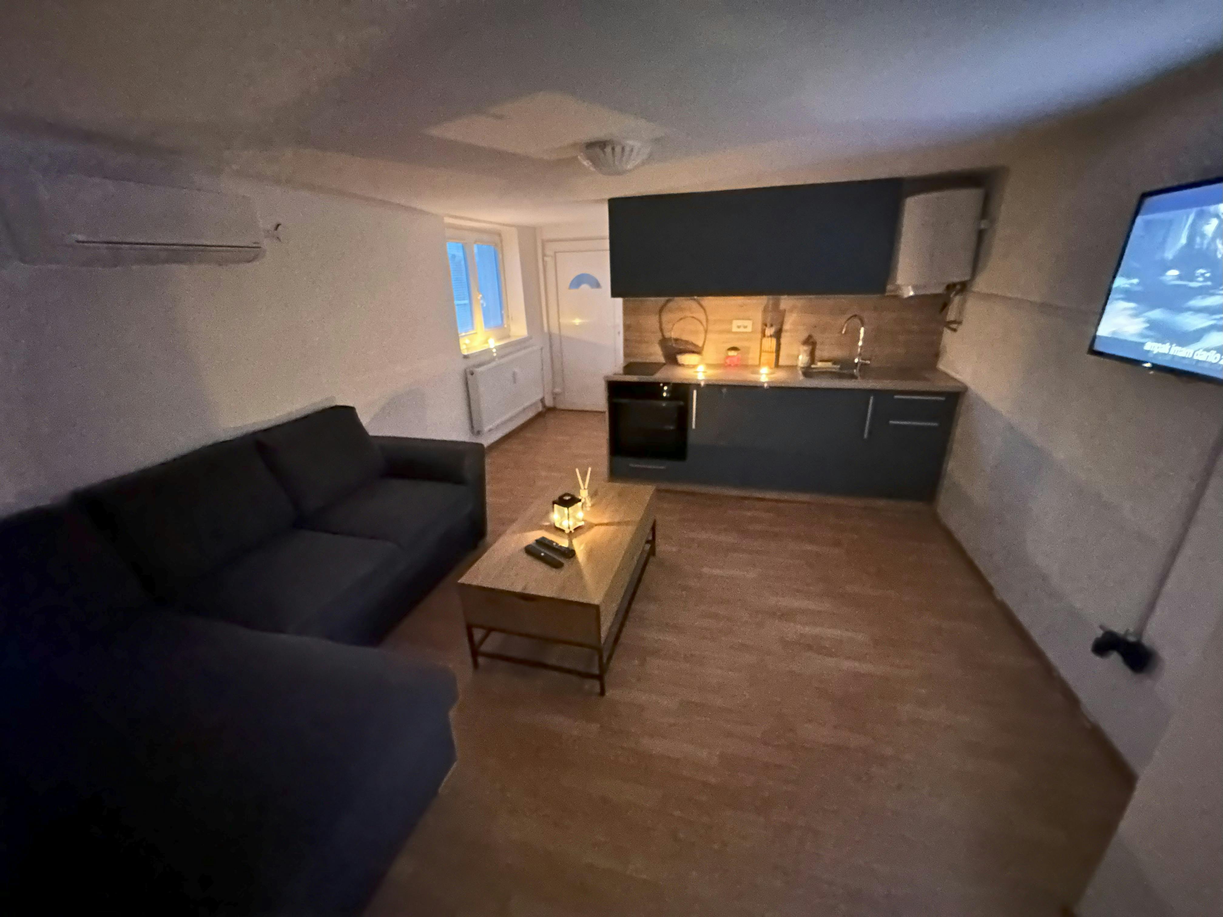 Studio à louer pour 900 €/mois à Vevče, Papirniški trg