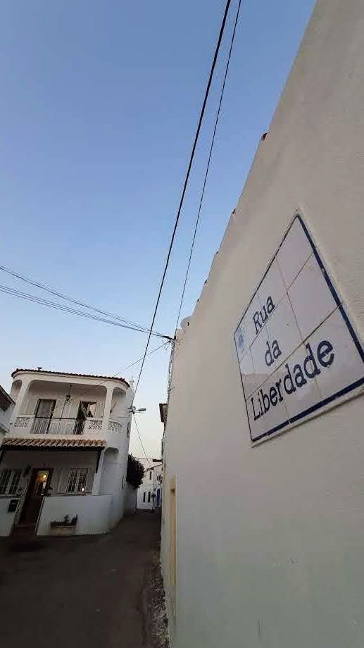 House for rent for €1,000 per month in Barão de São João, Rua da Liberdade