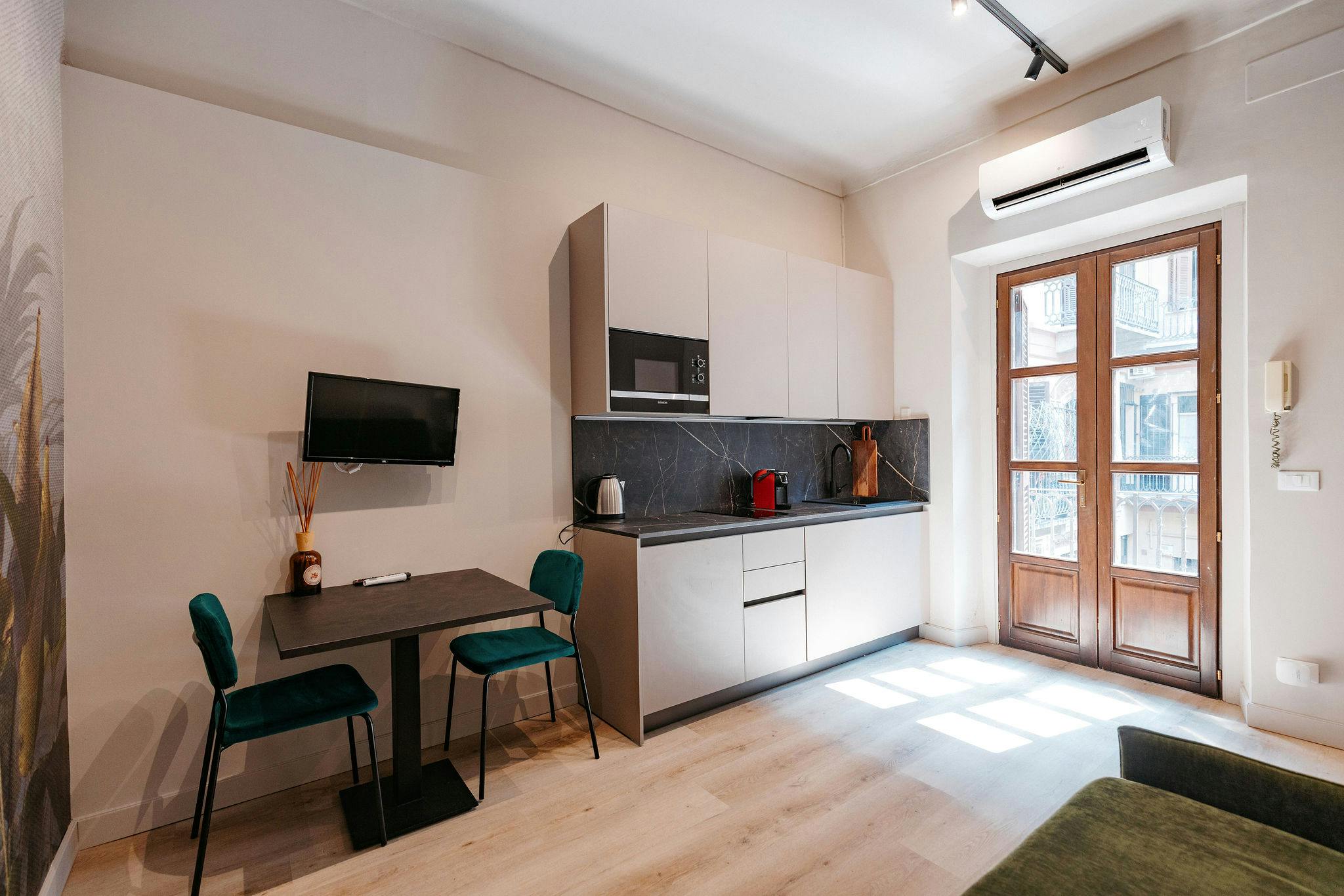 Studio for rent for €1,100 per month in Turin, Via Cernaia