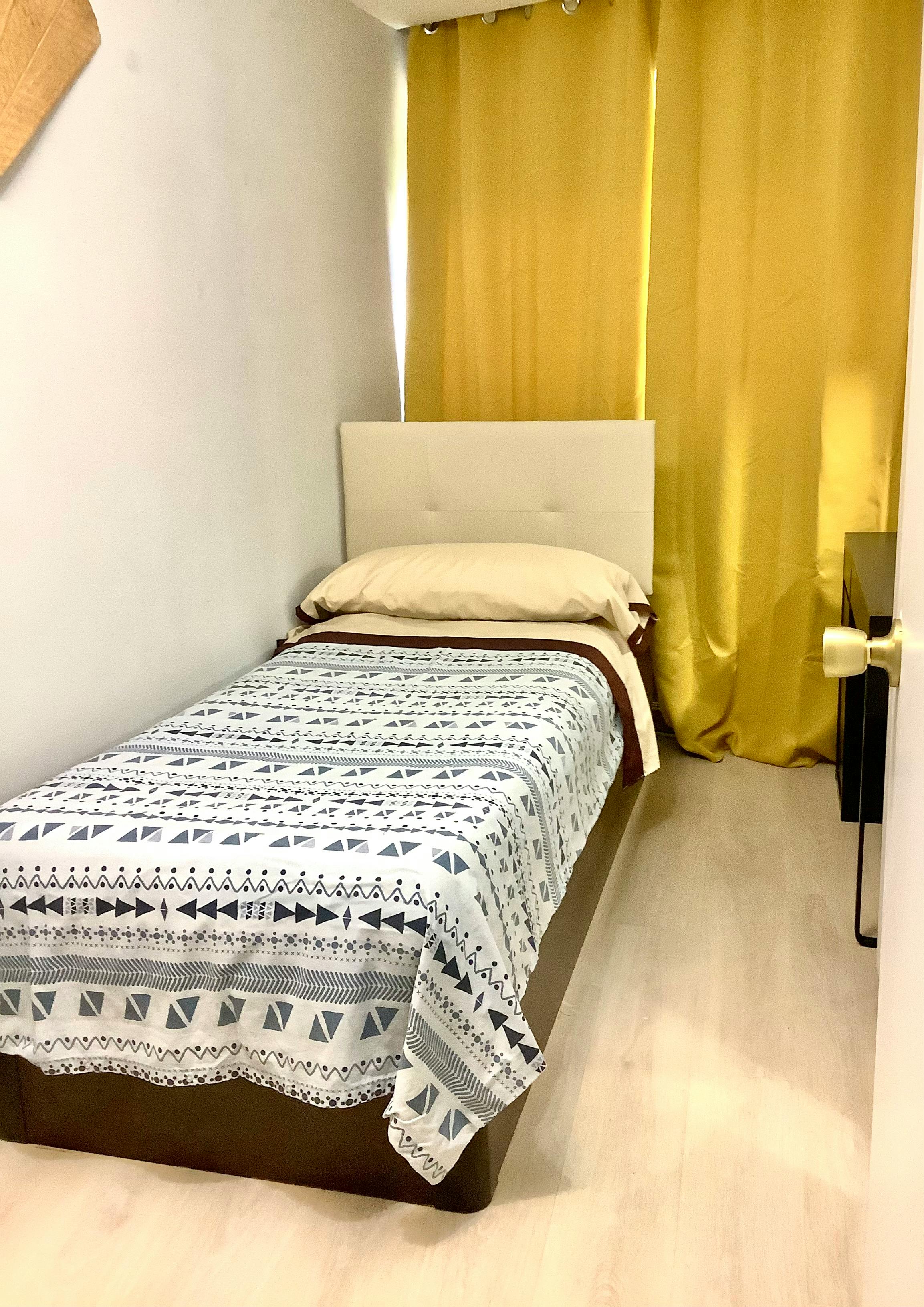 Private room for rent for €740 per month in Madrid, Calle Fuerte de Navidad