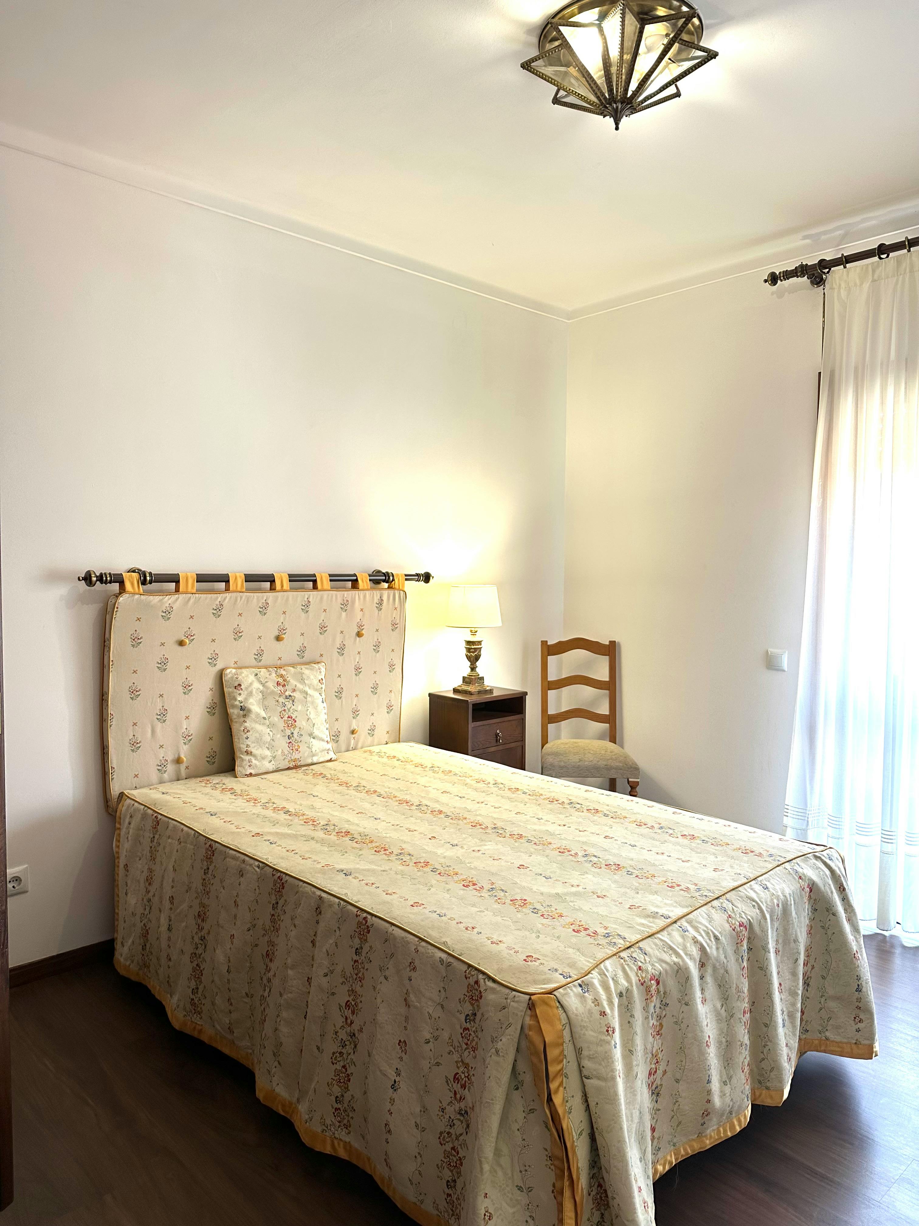 WG-Zimmer zu mieten für 450 € pro Monat in Paredes, Rua Cabedo e Lencastre