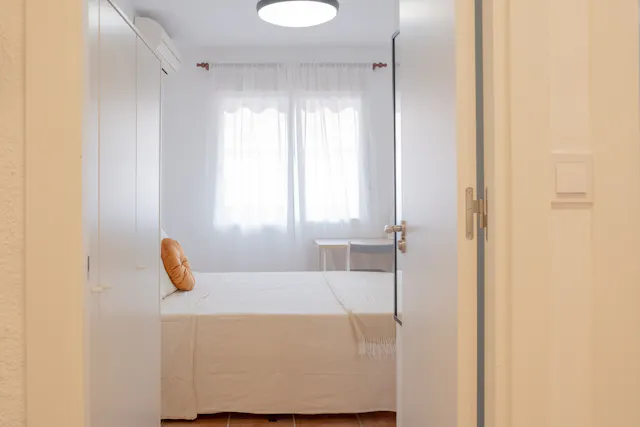 Private room in Calle Barcelona, Alicante (1733948) room image 1
