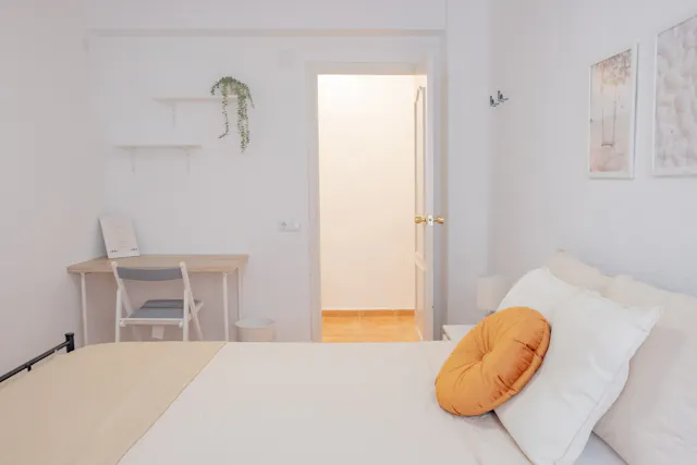 Private room in Calle Barcelona, Alicante (1733949) room image 10