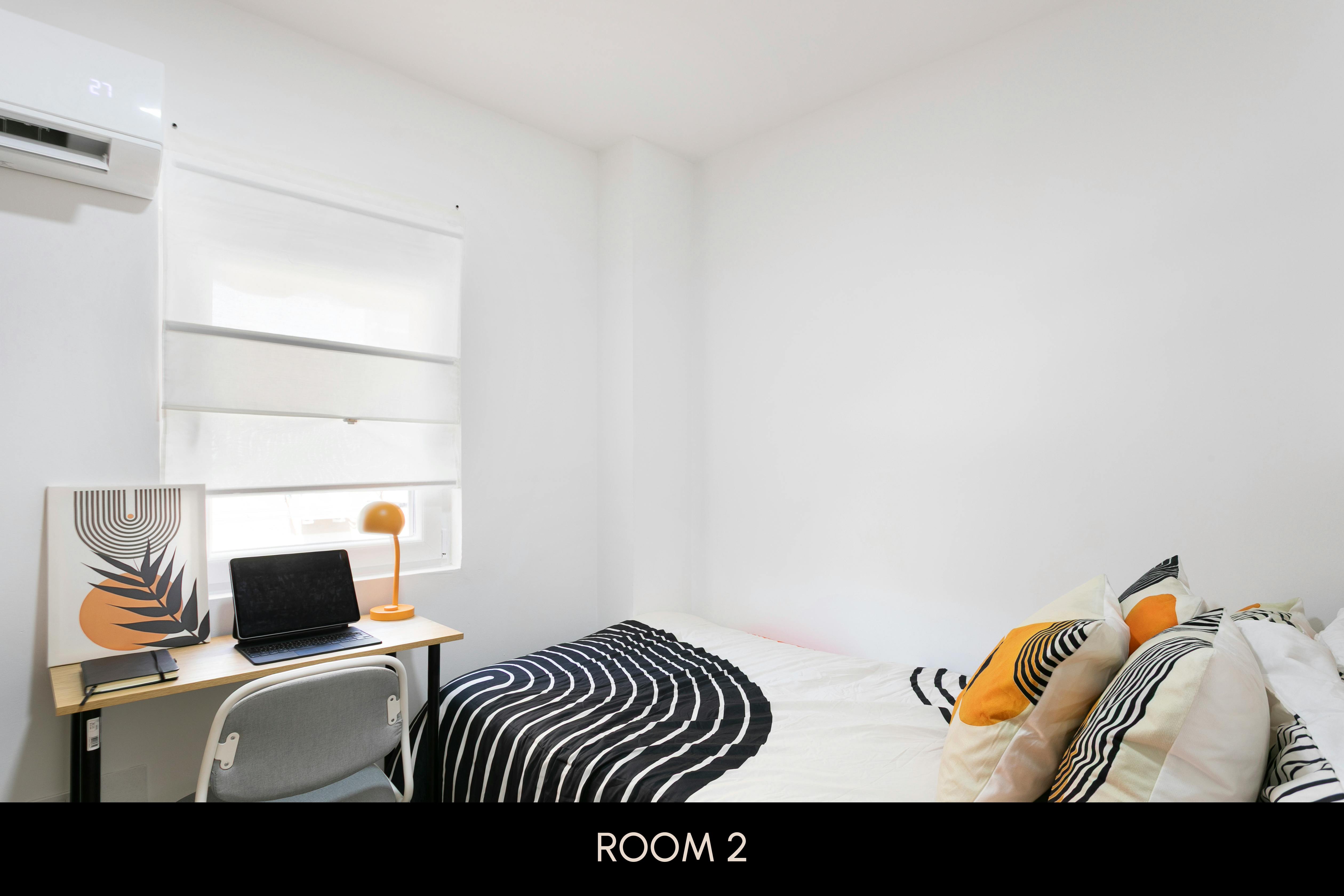 Private room in Calle del Jazmín, Madrid (1734015) room image 2