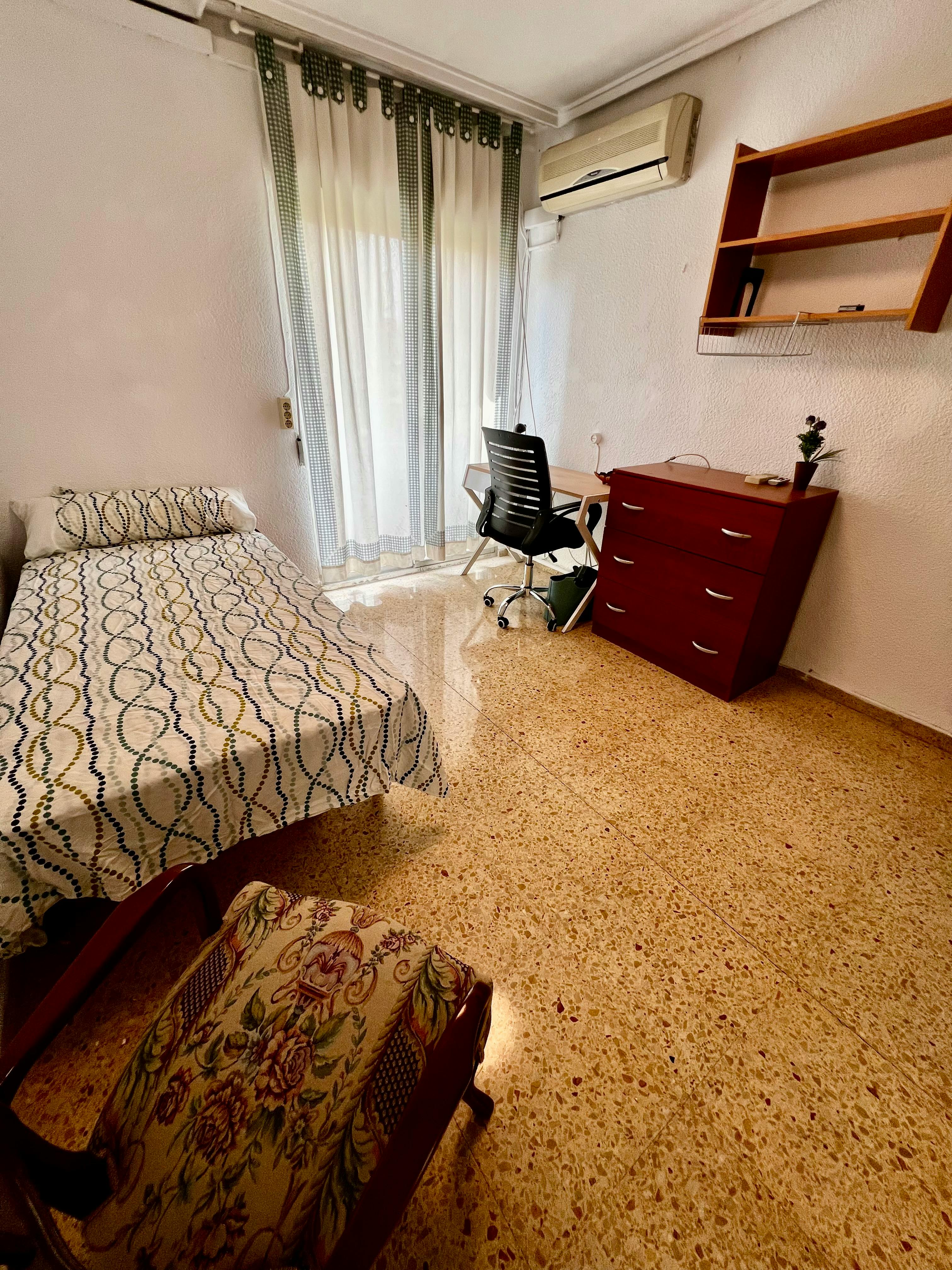 Private room in Carrer del Mestre Esteban Català, Valencia (1734328) room image 1