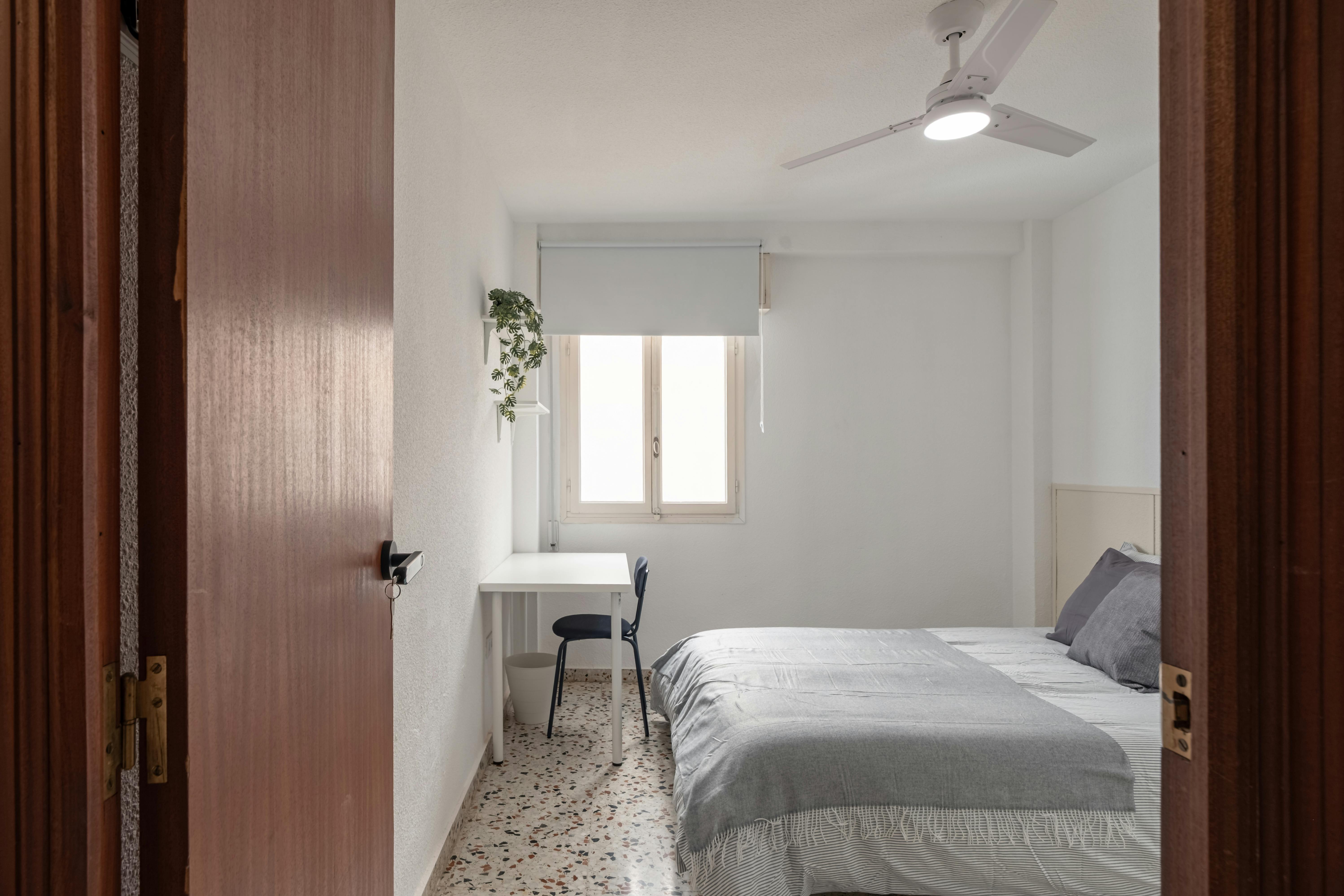 Private room in Calle de Rafael Asín, Alicante (1734456) ROOM