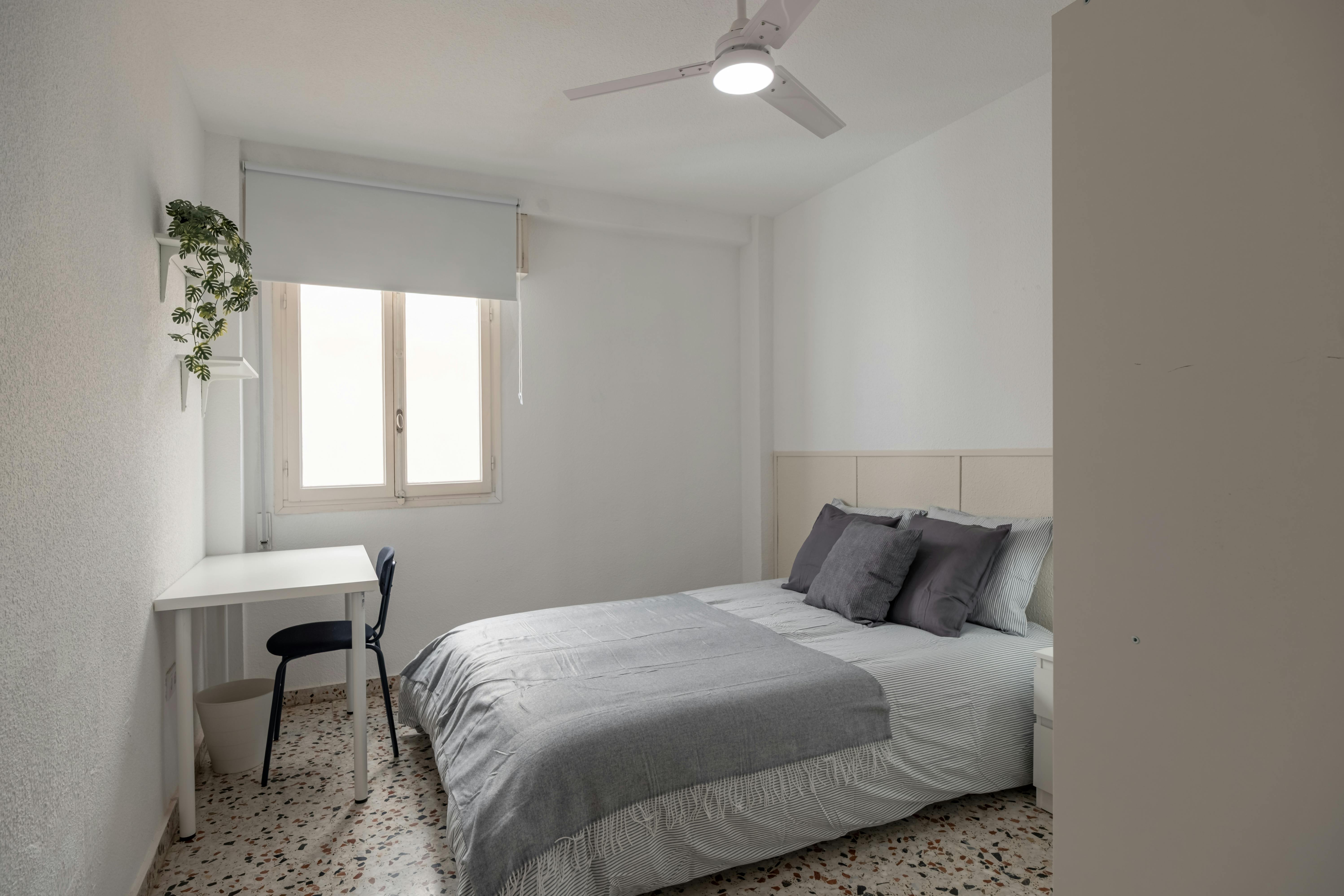Private room in Calle de Rafael Asín, Alicante (1734456) ROOM 1