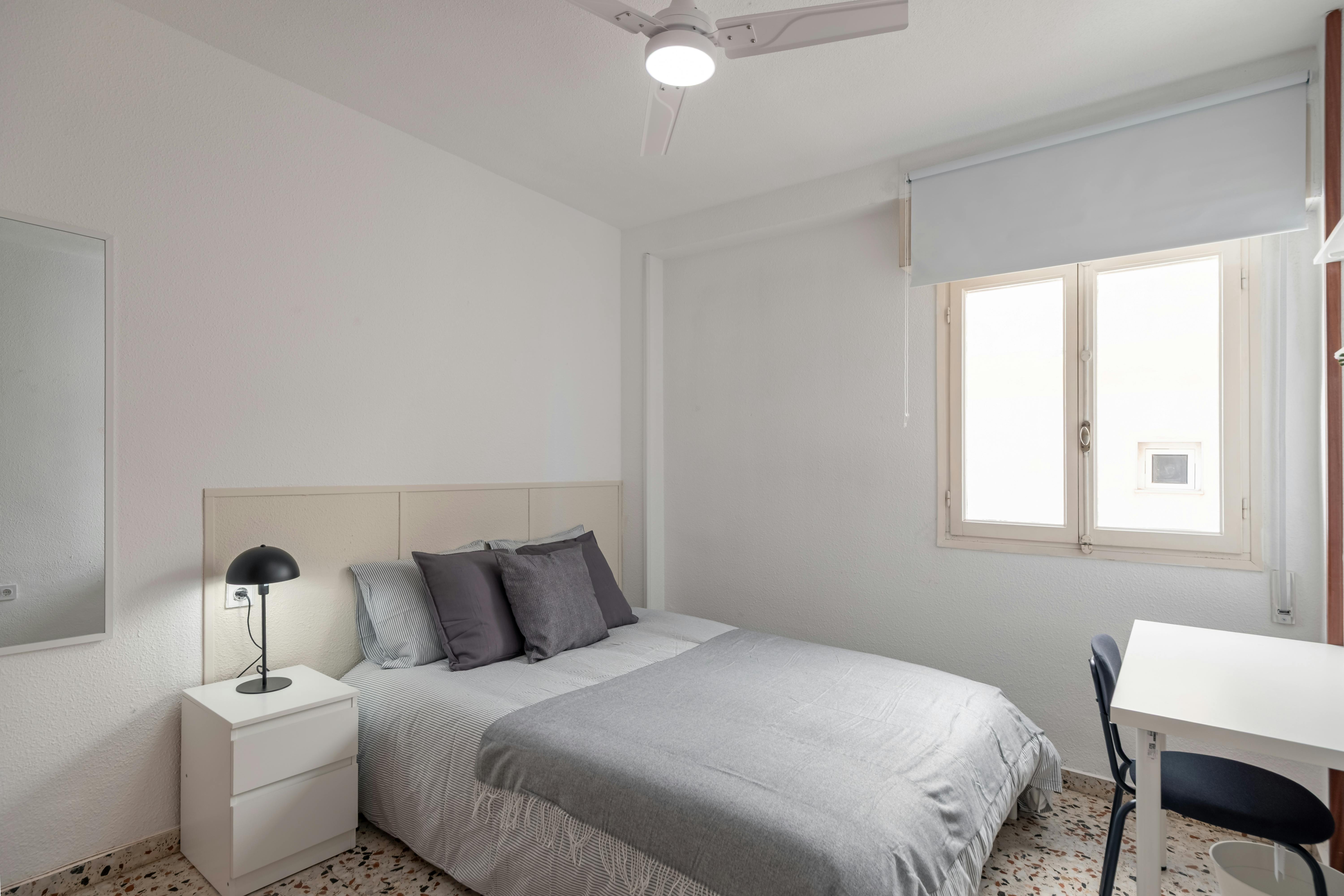 Private room in Calle de Rafael Asín, Alicante (1734457) room image 1
