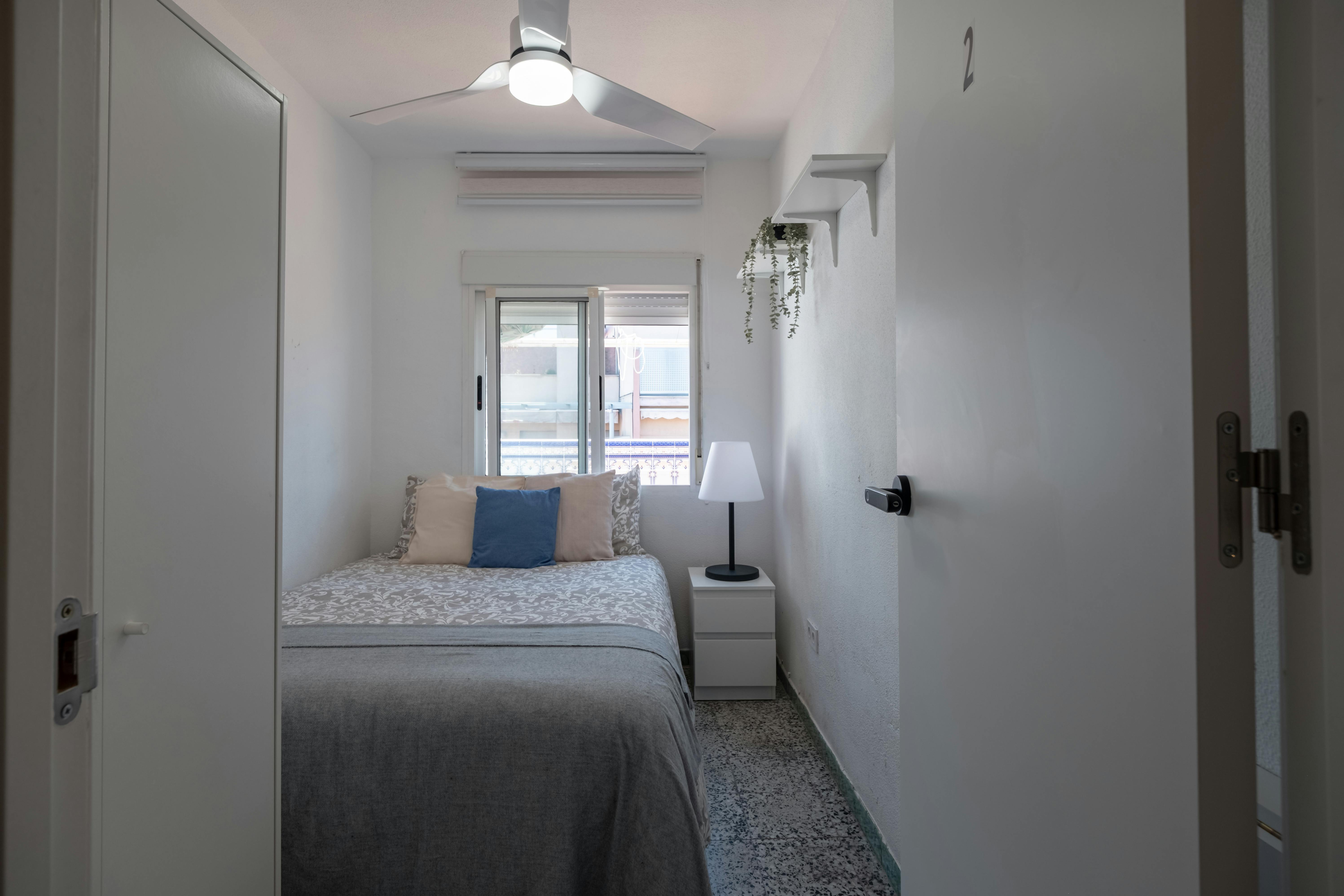 Private room in Calle del Plus Ultra, Alicante (1734475) room image 1