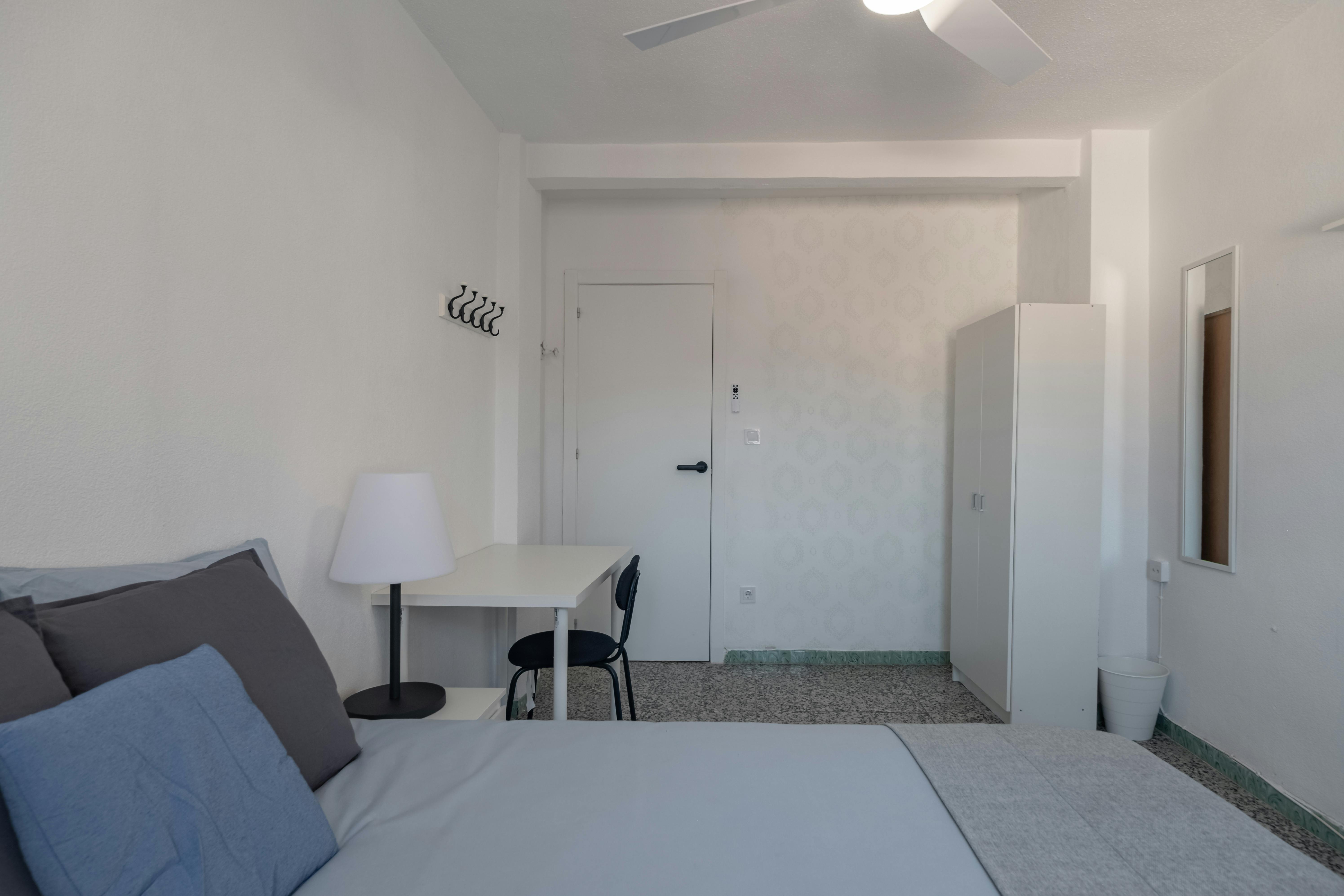 Private room in Calle del Plus Ultra, Alicante (1734478) room image 1