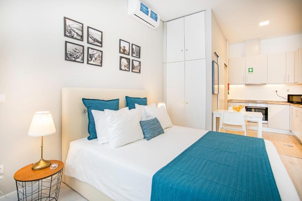 Studio for rent for €900 per month in Porto, Rua da Alegria