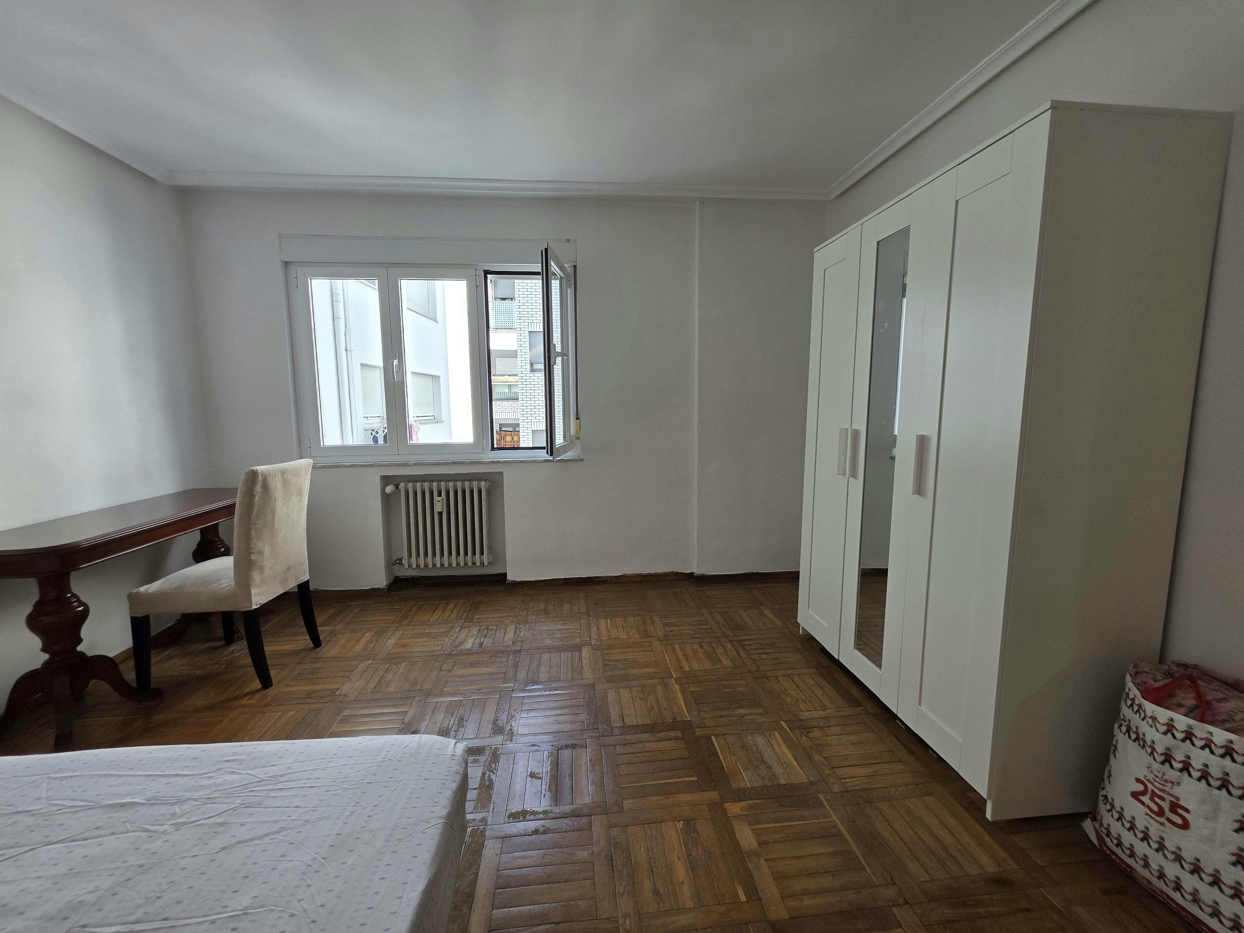 Mehrbettzimmer zu mieten für 390 € pro Monat in Oviedo, Calle Victor Chavarri
