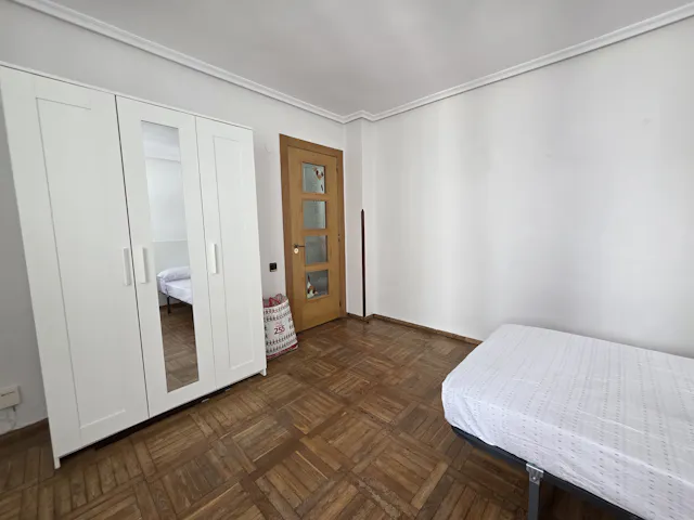 Shared room in Calle Victor Chavarri, Oviedo (1734655) room image 3