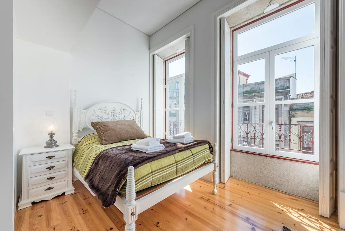 Rua de Fernandes Tomás, Porto preview