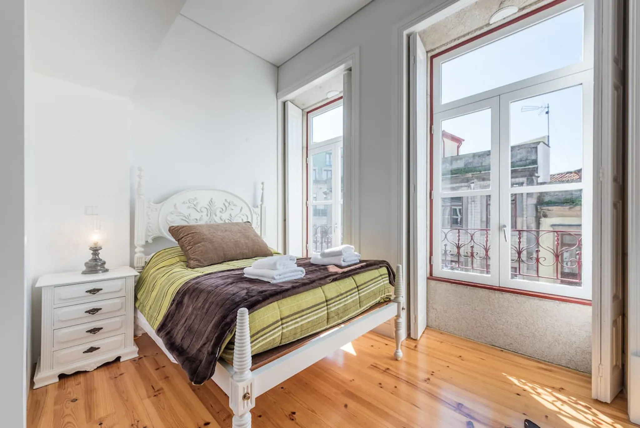 Rua de Fernandes Tomás, Porto preview