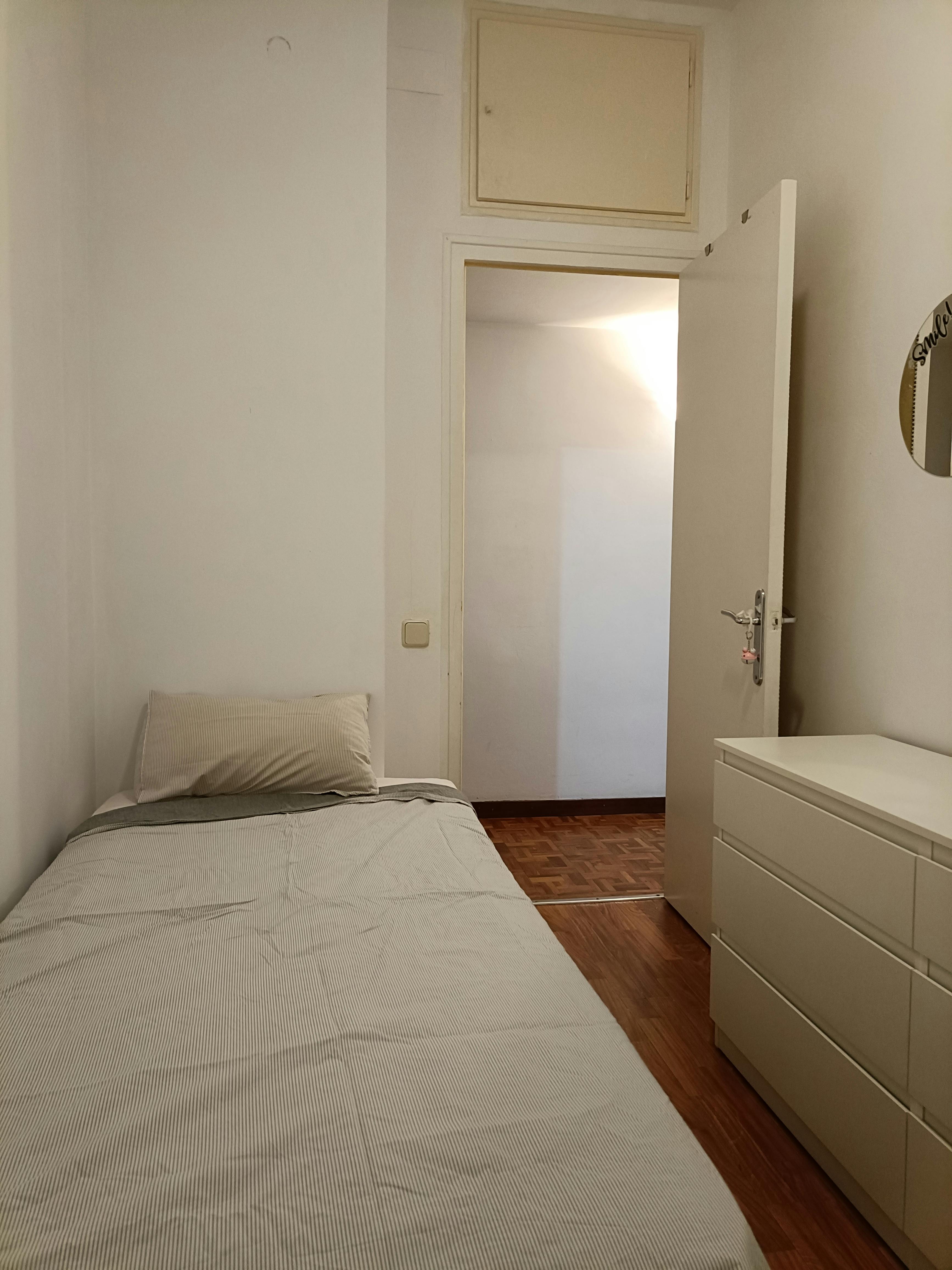 Shared room for rent for €550 per month in Barcelona, Carrer d'Aragó