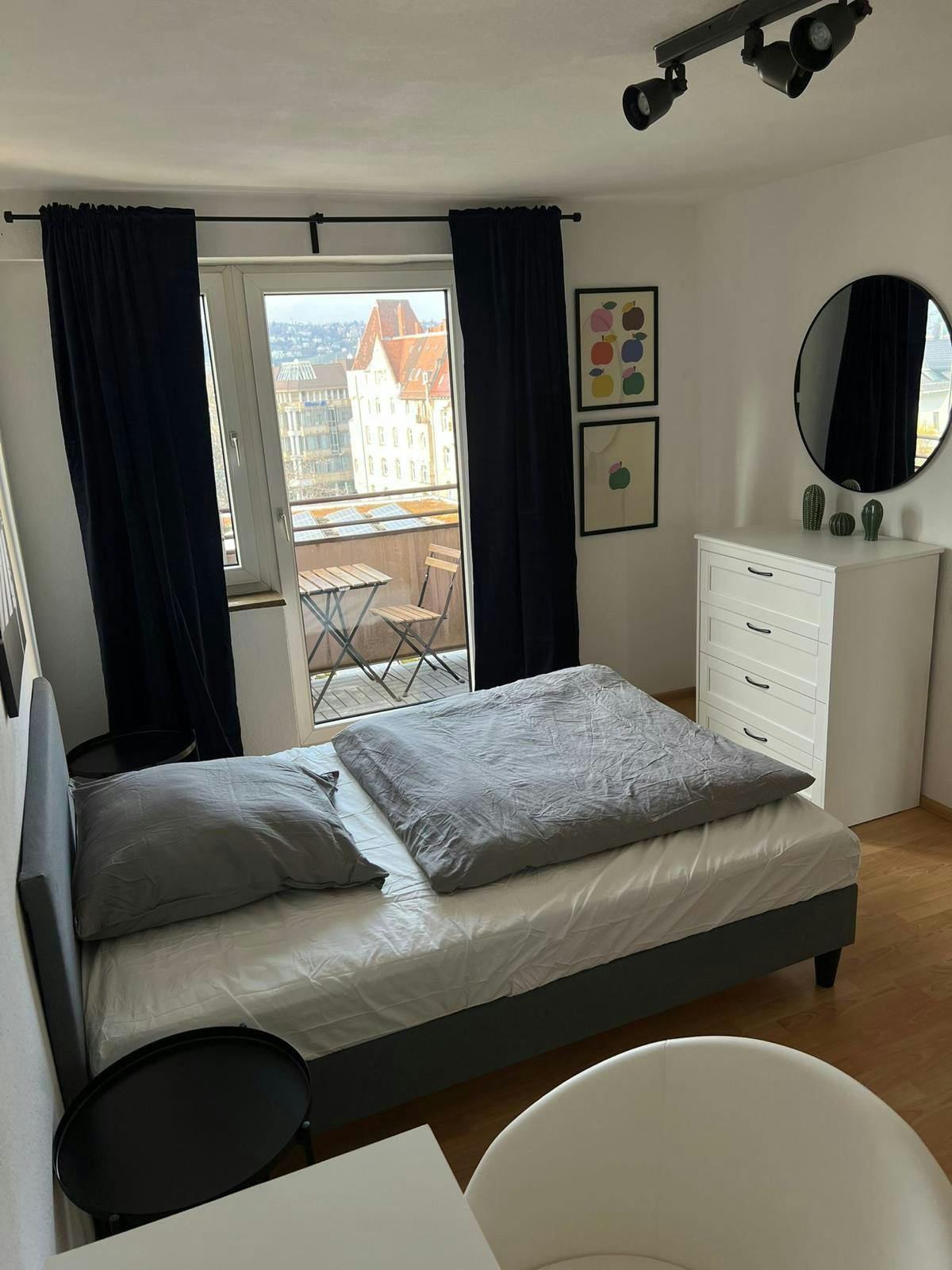 Apartment for rent for €2,700 per month in Stuttgart, Charlottenstraße