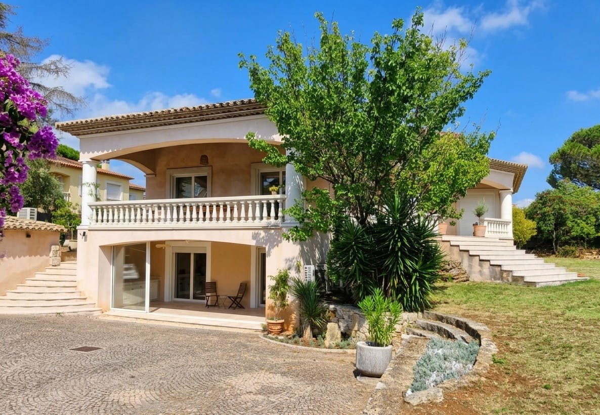 Maison à louer pour 3 500 €/mois à Biot, Avenue des Chênes Verts