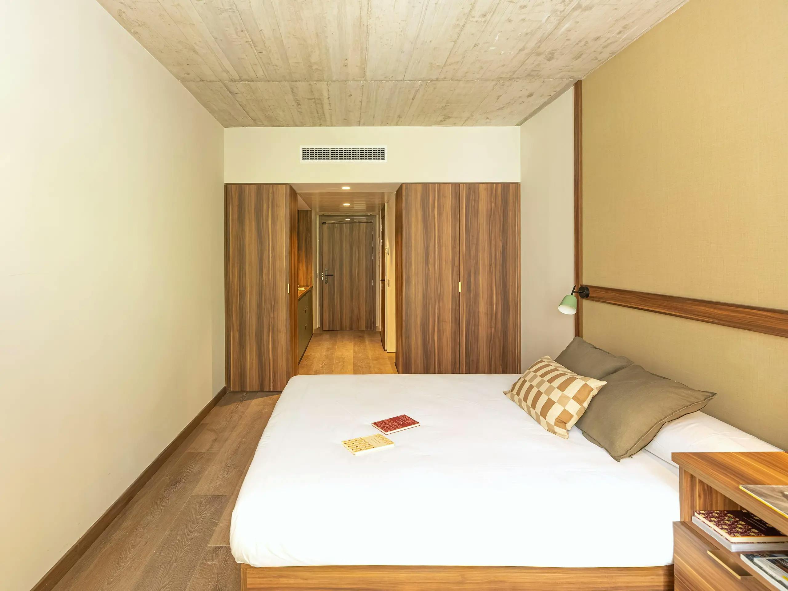 Building in Carrer del Portal de Santa Madrona, Barcelona (1736265) room image 2