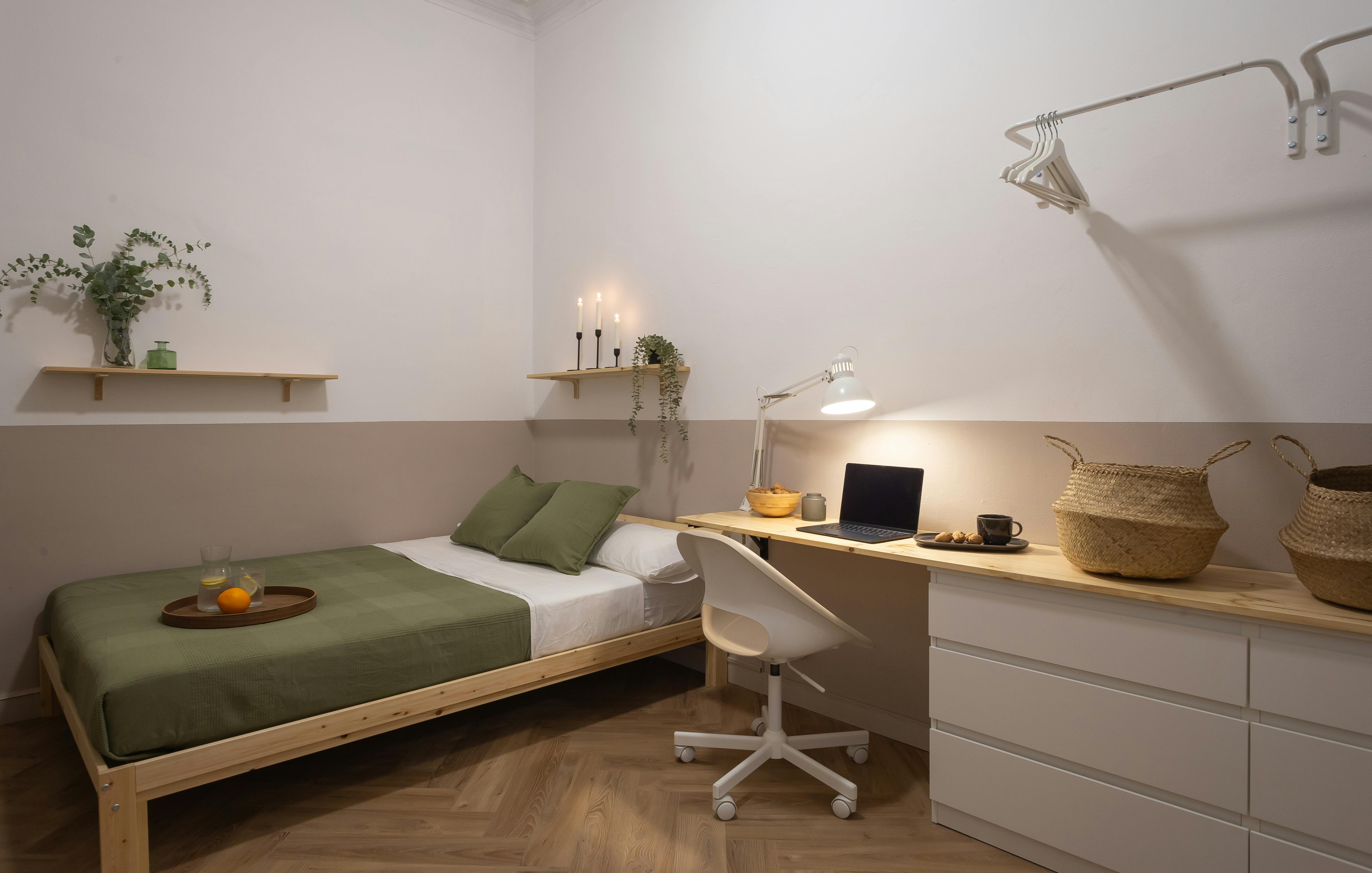 Private room for rent for €870 per month in Barcelona, Passatge de la Pau