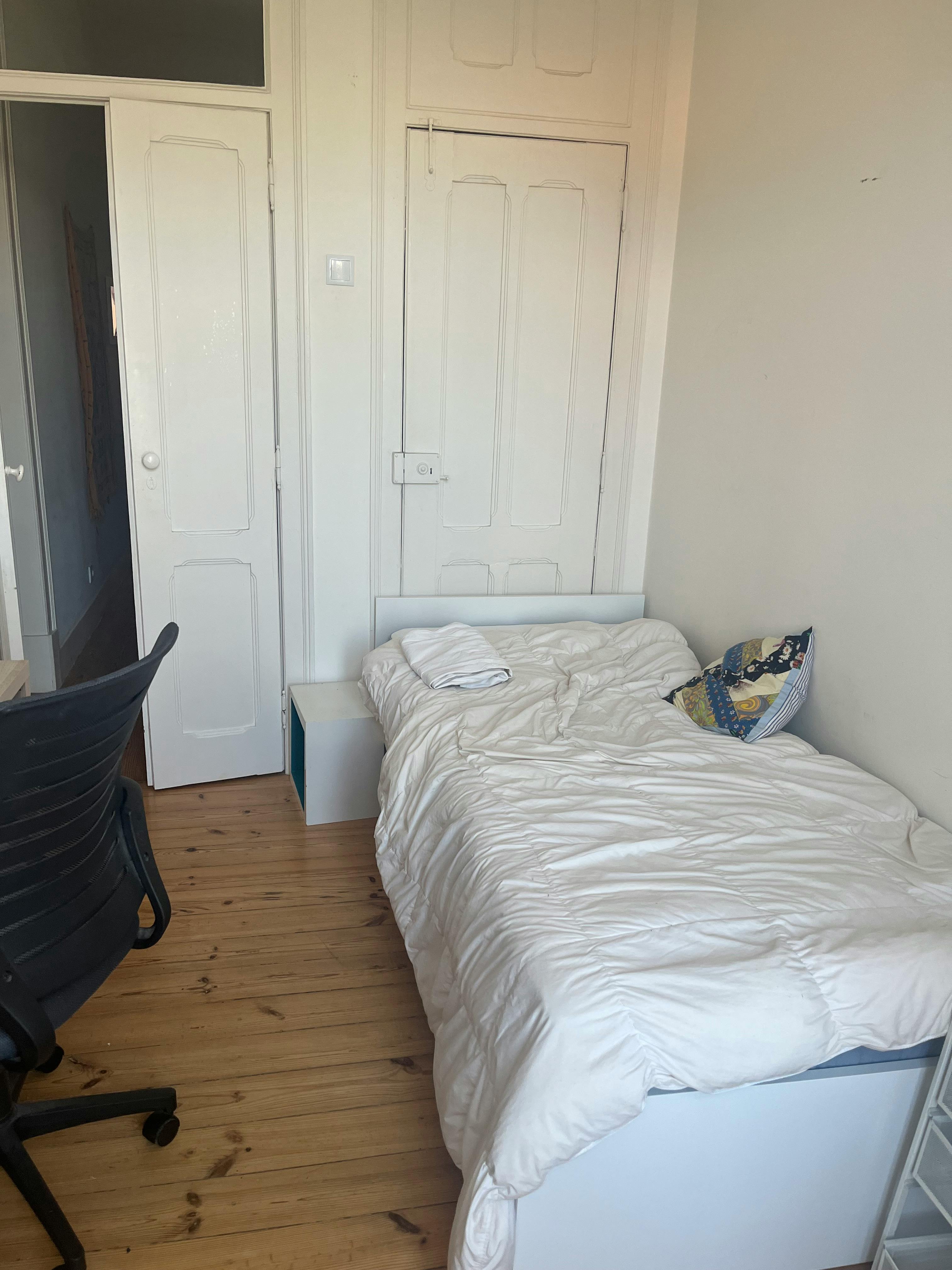 Cameră privată de închiriat pentru 300 EUR pe lună în Lisbon, Travessa Henrique Cardoso