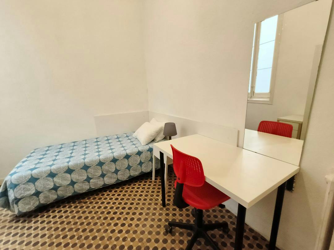 Private room in Calle de las Fuentes, Madrid (1737201) ROOM