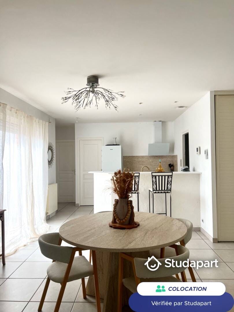 WG-Zimmer zu mieten für 620 € pro Monat in Dompierre-sur-Mer, Rue du Canal