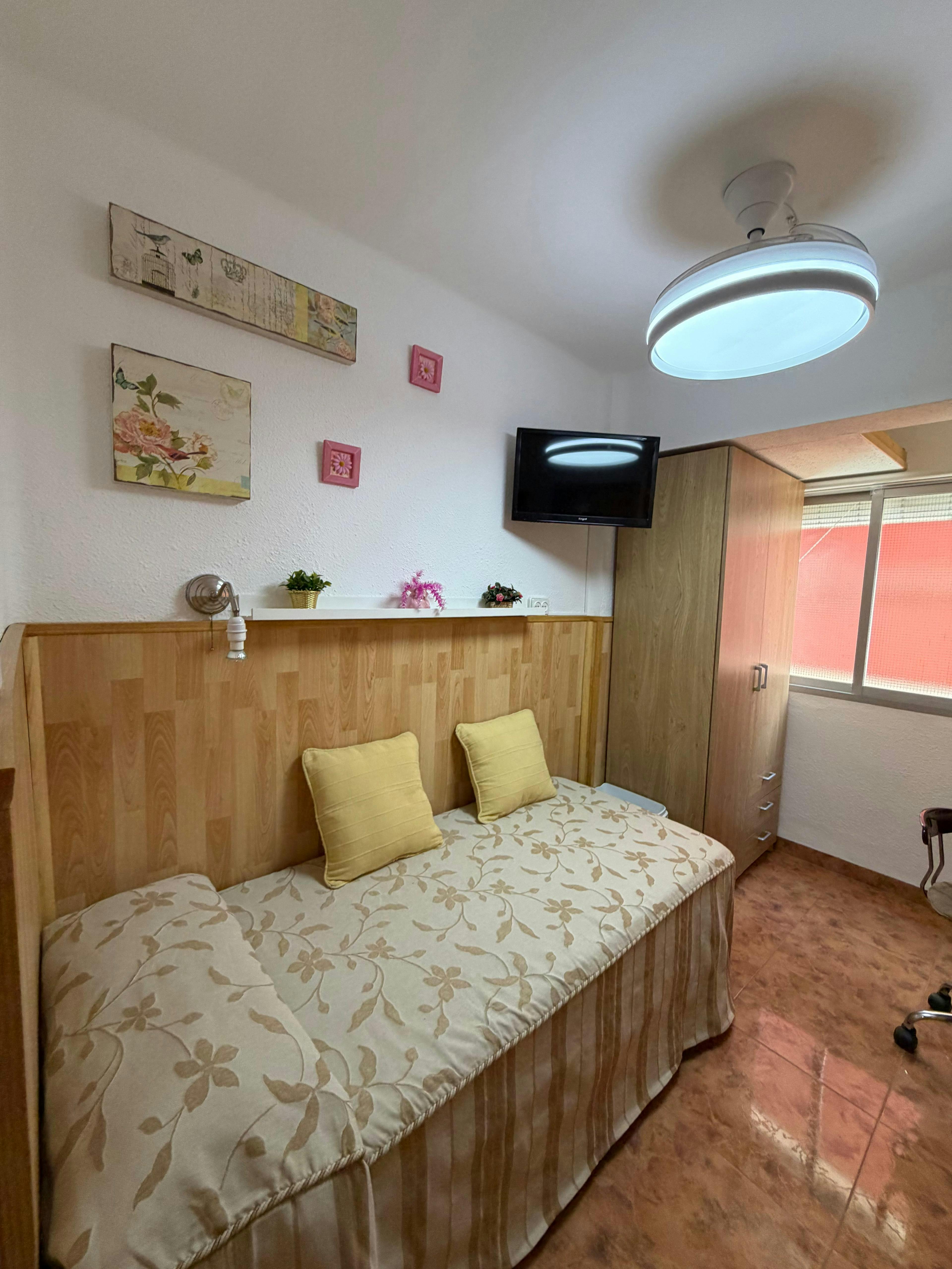 Private room in Carrer del Pare Palau i Quer, Valencia (1737503) room image 1