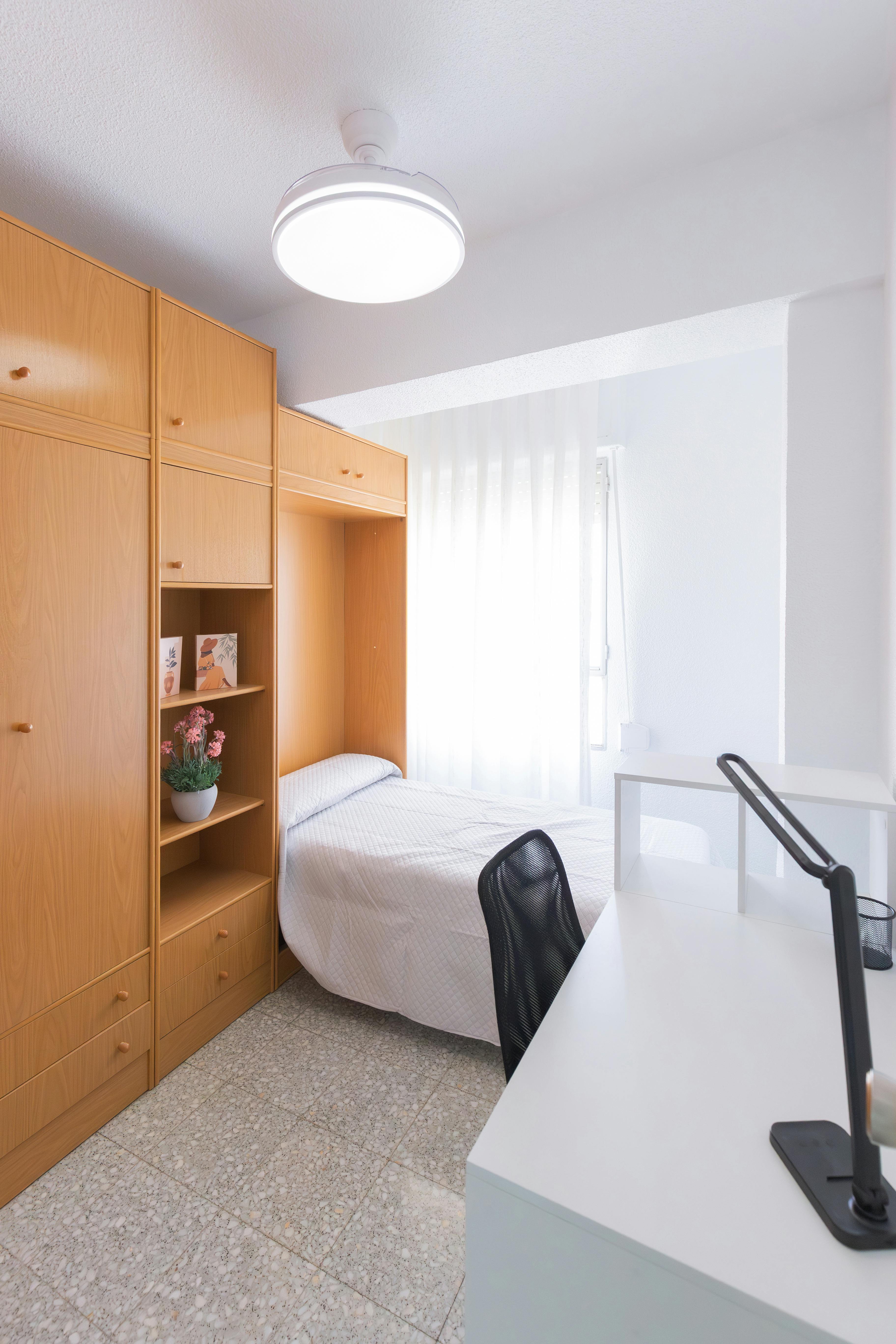 Chambre privée à louer pour 325 €/mois à Elche, Carrer Ruperto Chapí