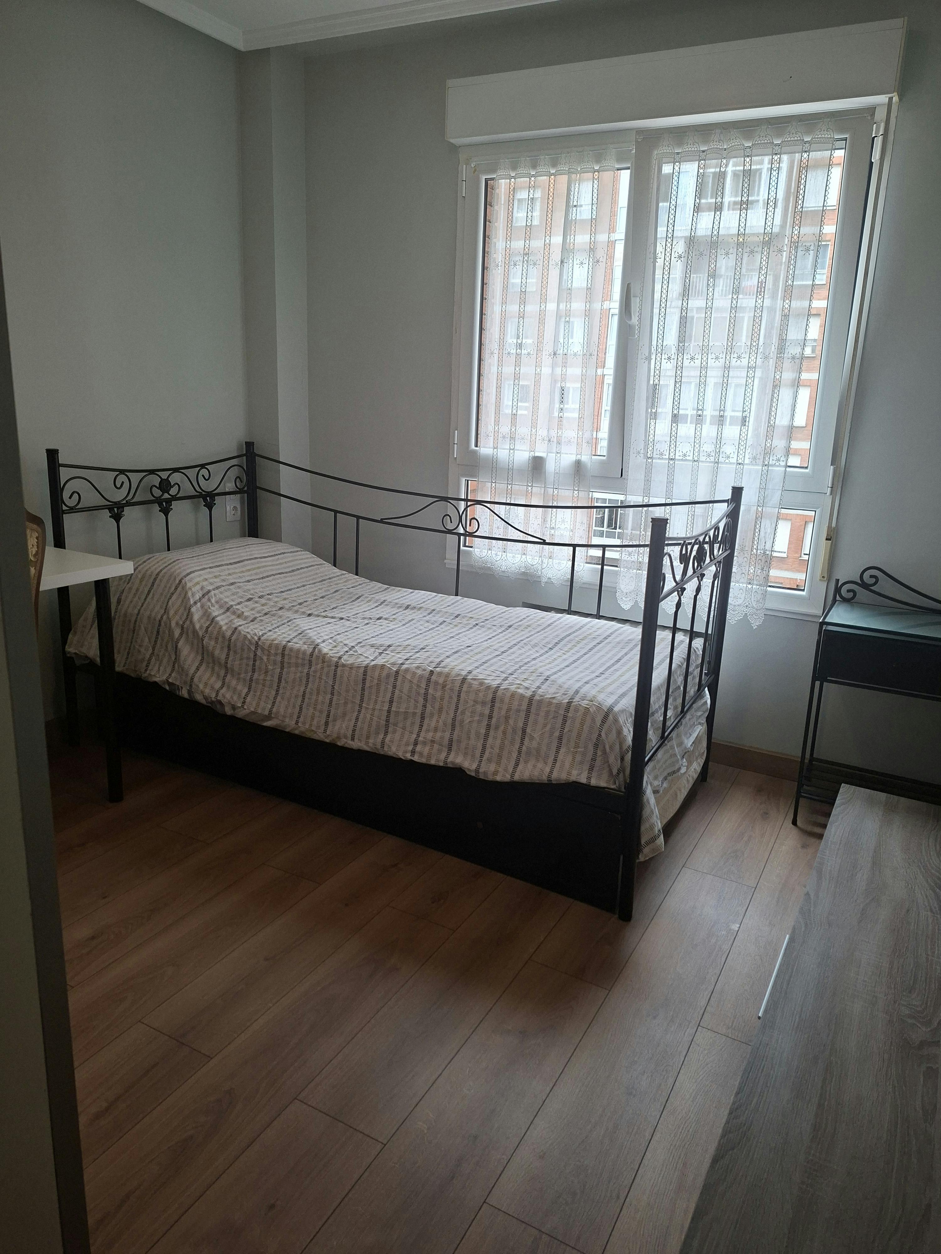 Отдельная комната сдается в аренду за 400 € в месяц в Gijón, Calle Ezcurdia